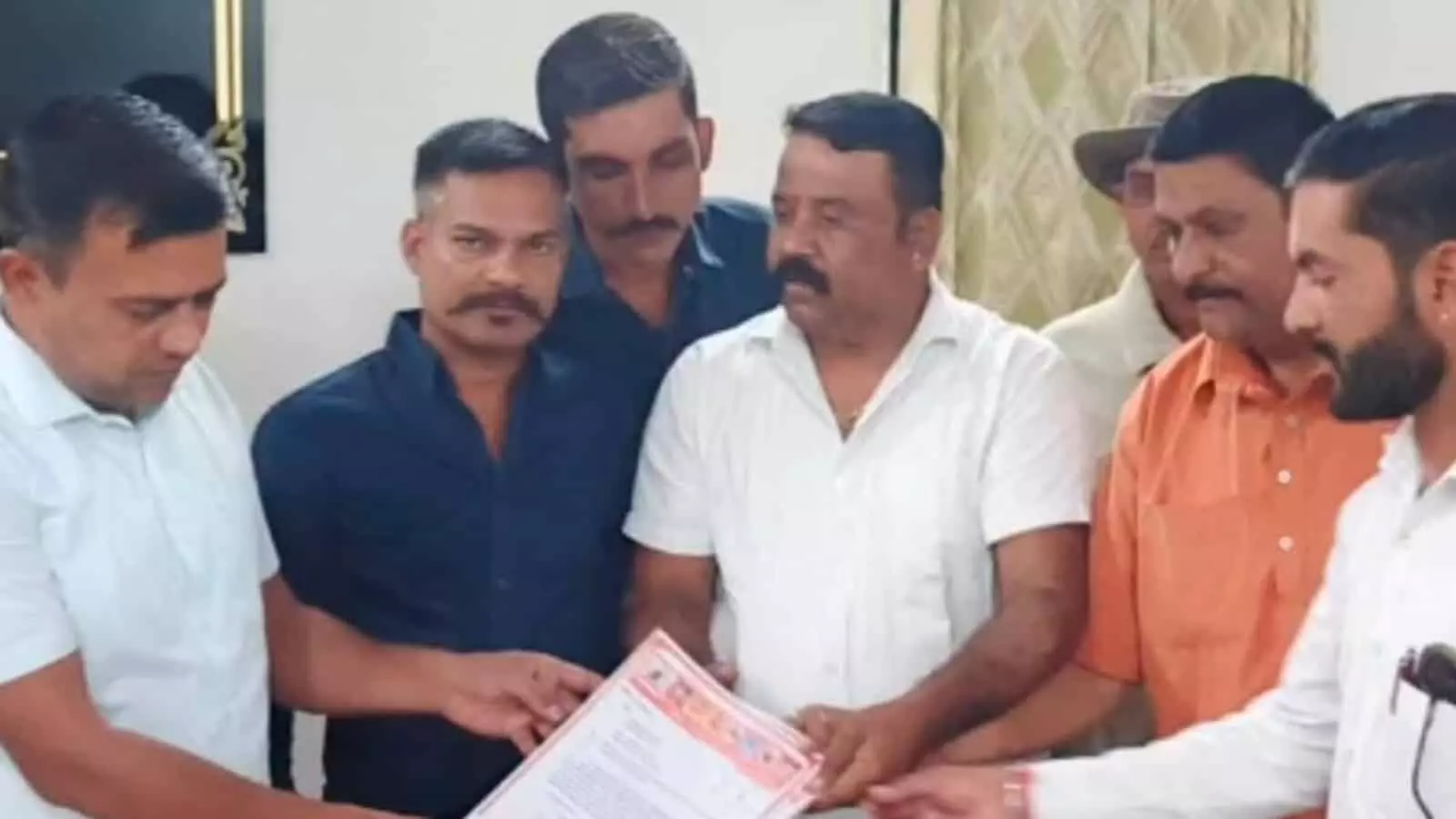 तस्वीर में आमेट उपखंड कार्यालय में ज्ञापन सौंपते हुए सर्व समाज के लोग नजर आ रहे हैं। तस्वीर में आमेट उपखंड कार्यालय में ज्ञापन सौंपते हुए सर्व समाज के लोग नजर आ रहे हैं।