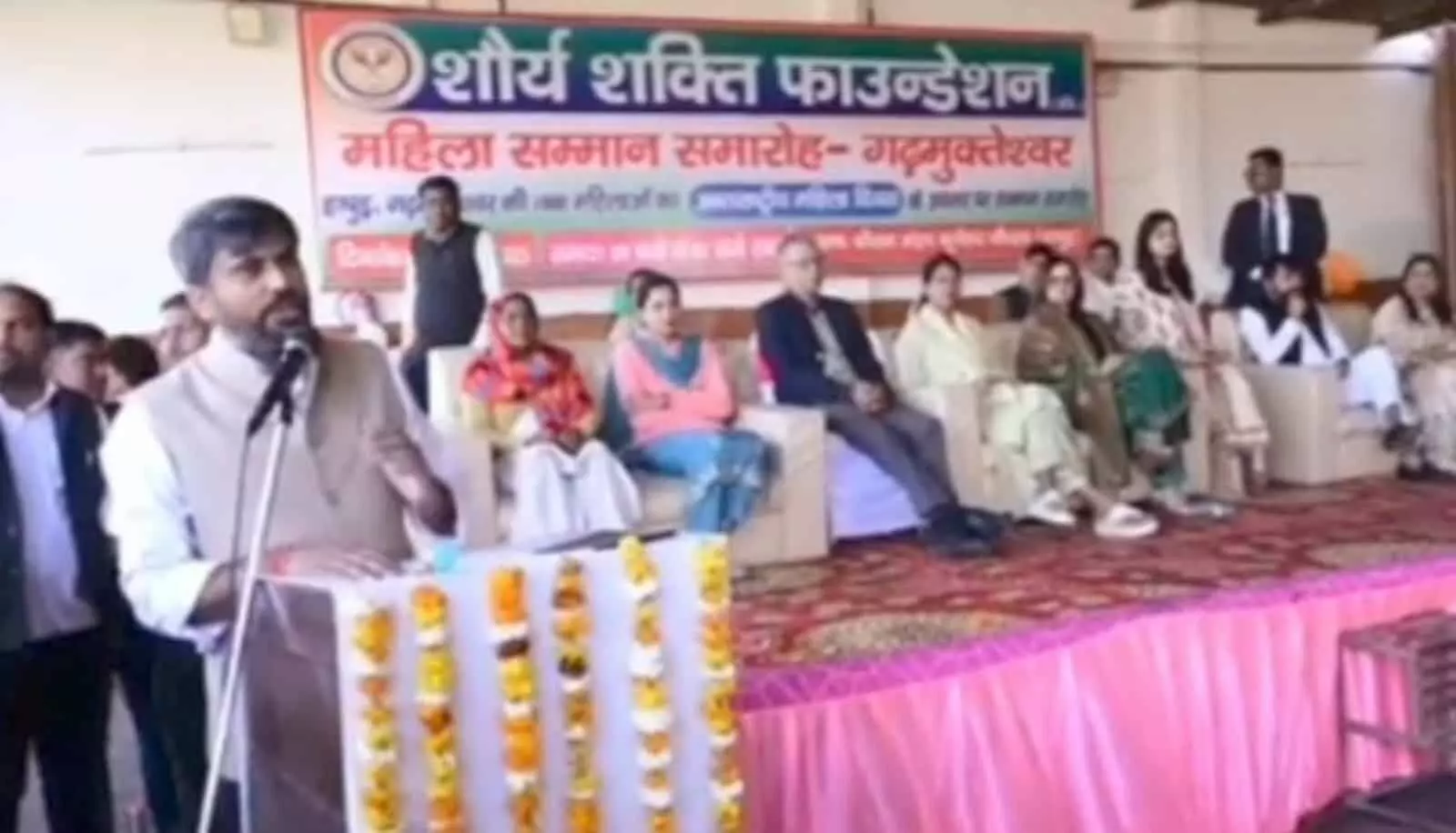 तस्वीर में शौर्य शक्ति फाउंडेशन के कार्यक्रम में मंच पर बैठे अतिथि और माइक पर संबोधित करते वक्ता। तस्वीर में शौर्य शक्ति फाउंडेशन के कार्यक्रम में मंच पर बैठे अतिथि और माइक पर संबोधित करते वक्ता।