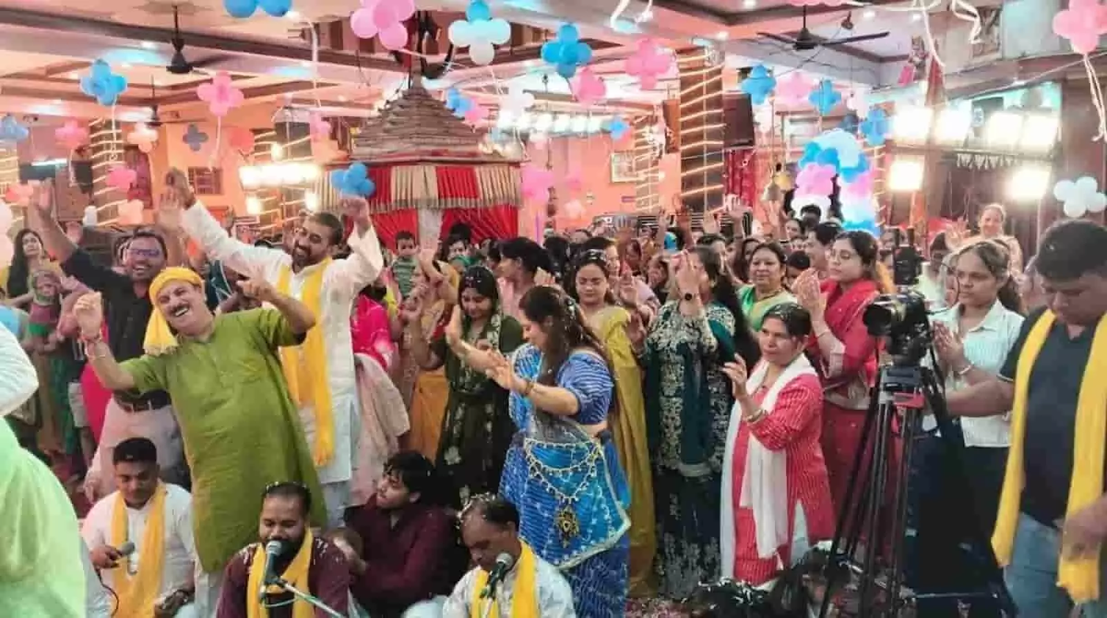 हापुड़ स्थित मंदिर में संकीर्तन के दौरान भक्तिभाव में झूमते और ताली बजाते लोग। हापुड़ स्थित मंदिर में संकीर्तन के दौरान भक्तिभाव में झूमते और ताली बजाते लोग।