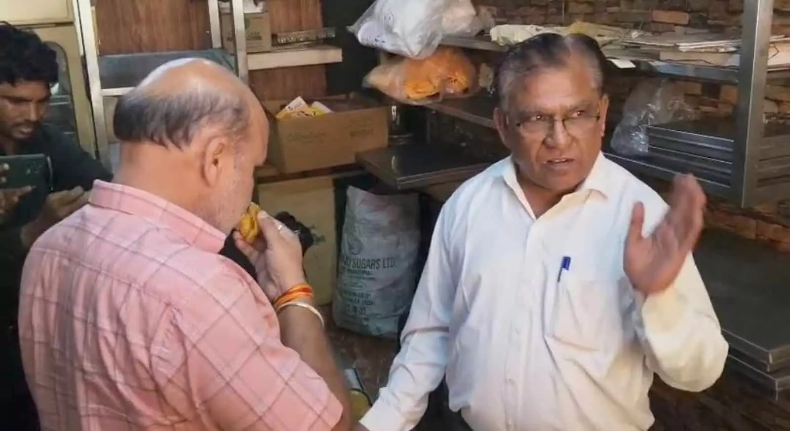 तहसील चौराहे पर स्थित मिठाई दुकान के अंदर खाद्य सामग्री की जांच करते अधिकारी। तहसील चौराहे पर स्थित मिठाई दुकान के अंदर खाद्य सामग्री की जांच करते अधिकारी।