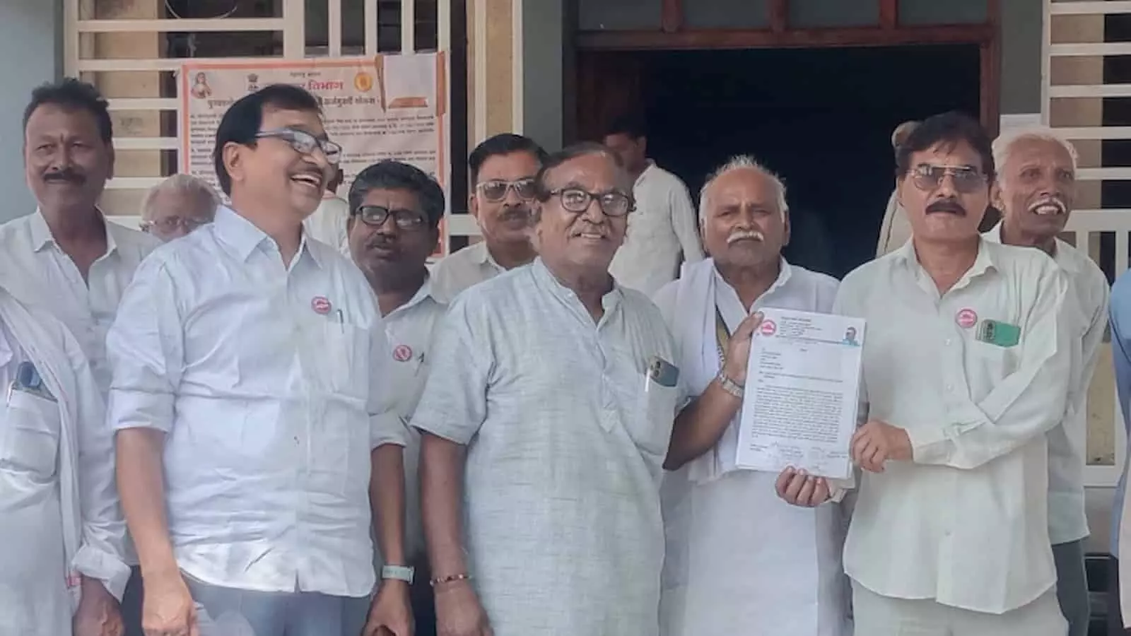 तस्वीर में समुद्रपुर में तहसीलदार कार्यालय के सामने किसान संगठन के पदाधिकारी ज्ञापन पकड़े खड़े हैं। तस्वीर में समुद्रपुर में तहसीलदार कार्यालय के सामने किसान संगठन के पदाधिकारी ज्ञापन पकड़े खड़े हैं।