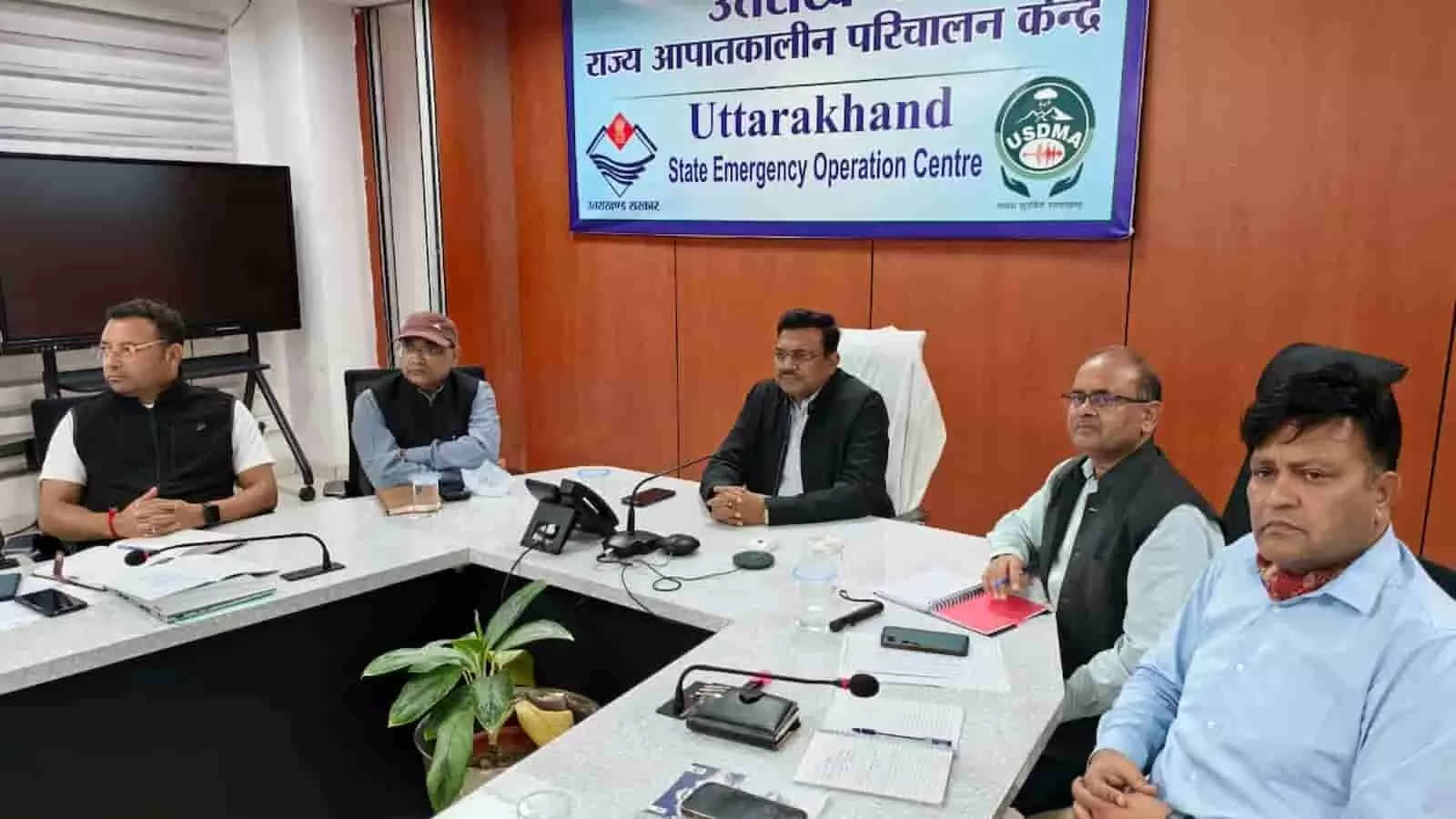 बैठक कक्ष में टेबल के चारों ओर बैठे मुख्य सचिव आनंद बर्द्धन एवं अन्य अधिकारी। बैठक कक्ष में टेबल के चारों ओर बैठे मुख्य सचिव आनंद बर्द्धन एवं अन्य अधिकारी।