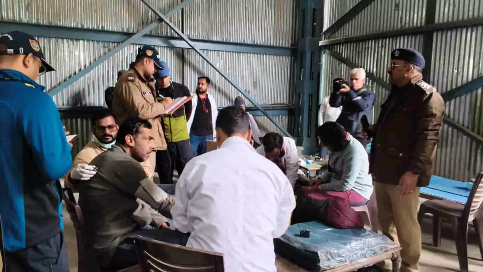तस्वीर में पुलिस बल और चिकित्सा दल का सदस्य एक ट्रेकर का मेडिकल चेकअप कर रहा है। तस्वीर में पुलिस बल और चिकित्सा दल का सदस्य एक ट्रेकर का मेडिकल चेकअप कर रहा है।