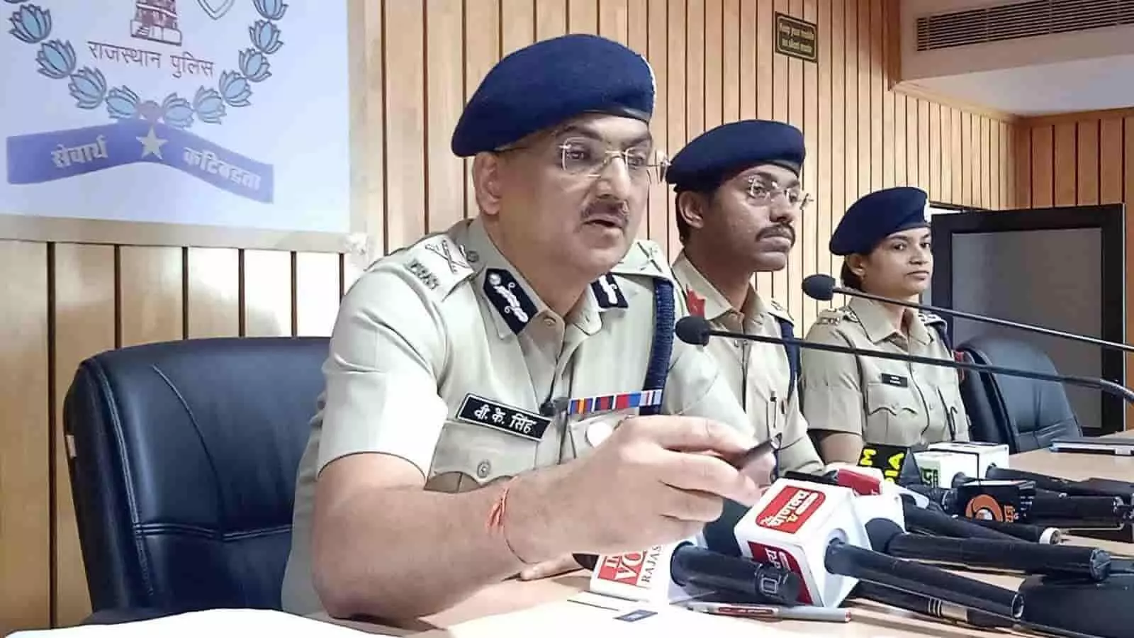 प्रेस कॉन्फ्रेंस हॉल में टेबल पर रखे माइक के पीछे बैठे अतिरिक्त पुलिस महानिदेशक वी.के. सिंह। प्रेस कॉन्फ्रेंस हॉल में टेबल पर रखे माइक के पीछे बैठे अतिरिक्त पुलिस महानिदेशक वी.के. सिंह।