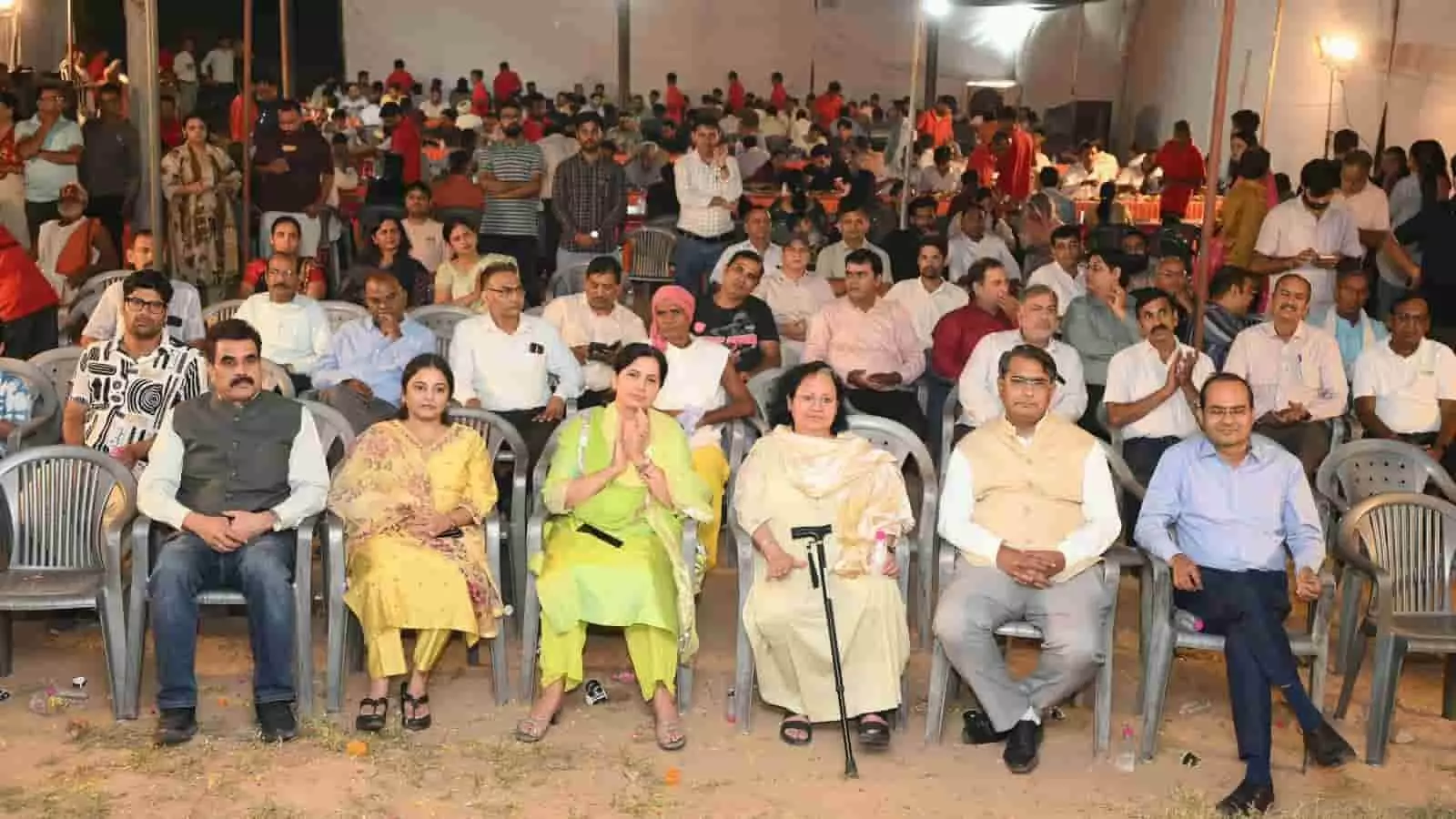 कार्यक्रम के दौरान पहली पंक्ति में बैठे अतिथि और पीछे उपस्थित अन्य लोग। कार्यक्रम के दौरान पहली पंक्ति में बैठे अतिथि और पीछे उपस्थित अन्य लोग।
