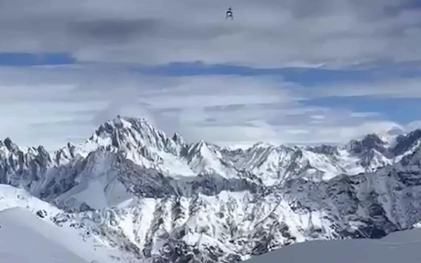 बर्फ से ढकी हिमालयी चोटियों के बीच हवा में रेस्क्यू कार्य करता हेलीकॉप्टर। बर्फ से ढकी हिमालयी चोटियों के बीच हवा में रेस्क्यू कार्य करता हेलीकॉप्टर।