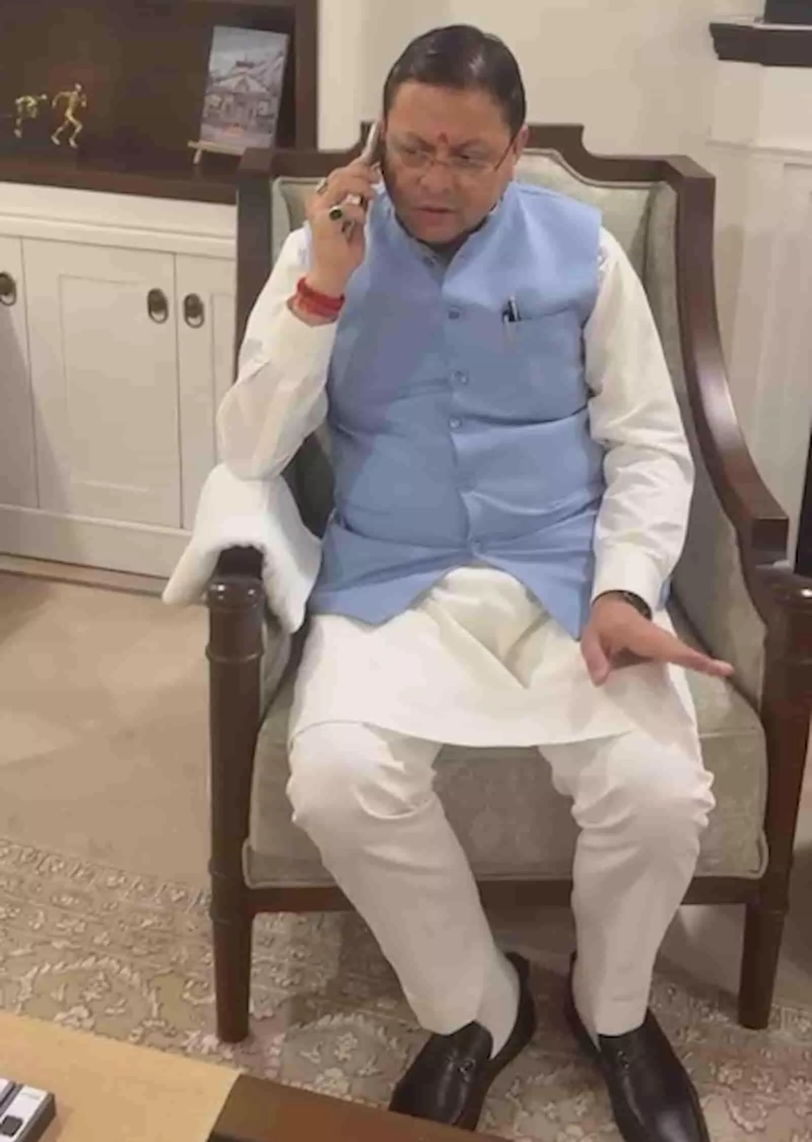 सफेद कुर्ते-पायजामे और नीले वास्कट में कुर्सी पर बैठे सीएम पुष्कर सिंह धामी फोन पर निर्देश देते हुए। सफेद कुर्ते-पायजामे और नीले वास्कट में कुर्सी पर बैठे सीएम पुष्कर सिंह धामी फोन पर निर्देश देते हुए।