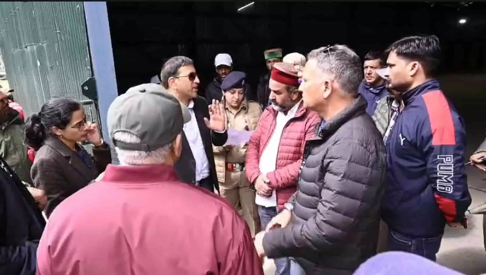 हर्षिल हेलीपैड परिसर में रेस्क्यू टीमों और पुलिस अधिकारियों के साथ चर्चा करते जिलाधिकारी प्रशांत आर्य। हर्षिल हेलीपैड परिसर में रेस्क्यू टीमों और पुलिस अधिकारियों के साथ चर्चा करते जिलाधिकारी प्रशांत आर्य।