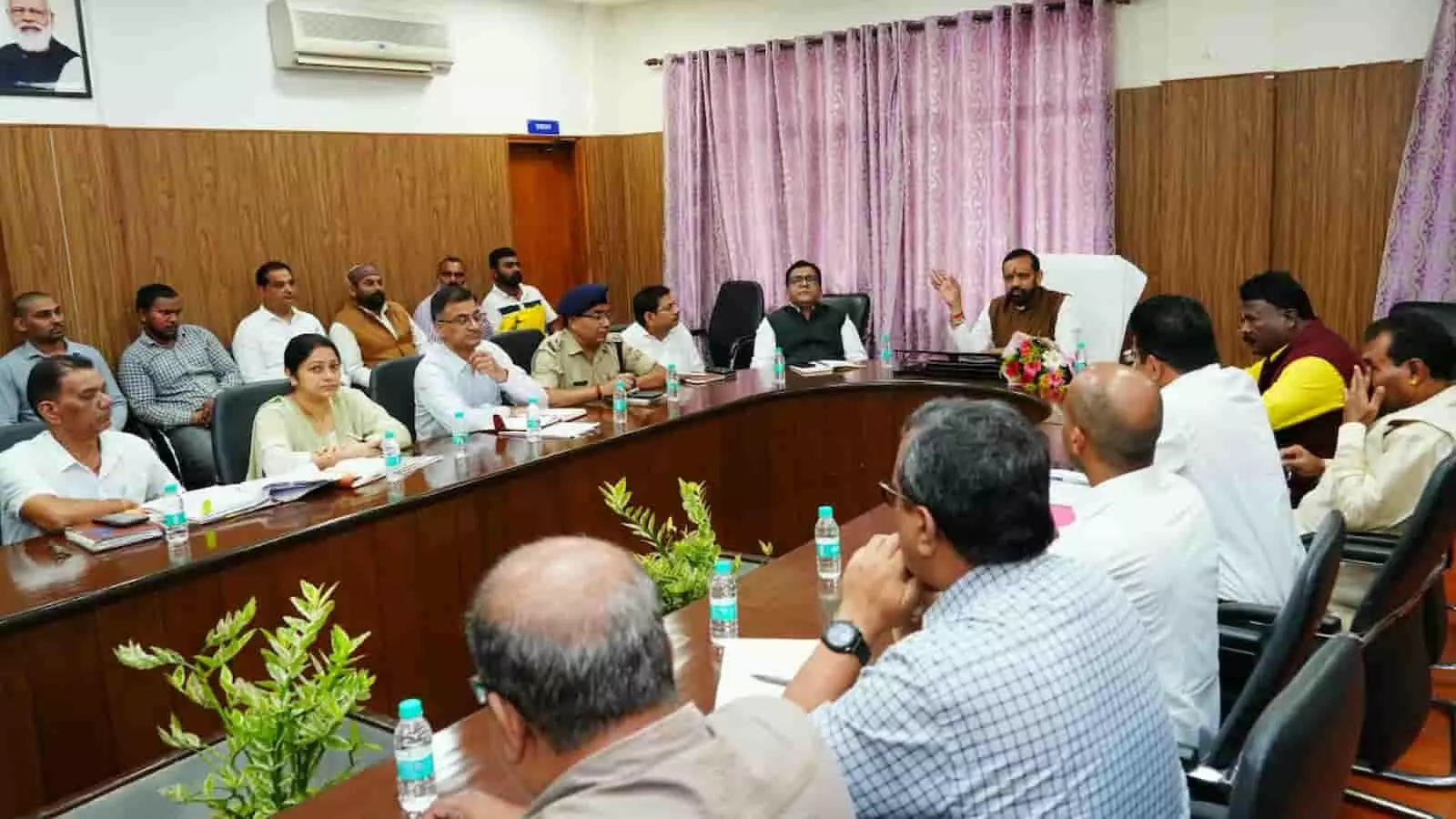 तस्वीर में बीजापुर गेस्ट हाउस में अधिकारियों के साथ बैठक करते अध्यक्ष भगवत प्रसाद मकवाना। तस्वीर में बीजापुर गेस्ट हाउस में अधिकारियों के साथ बैठक करते अध्यक्ष भगवत प्रसाद मकवाना।