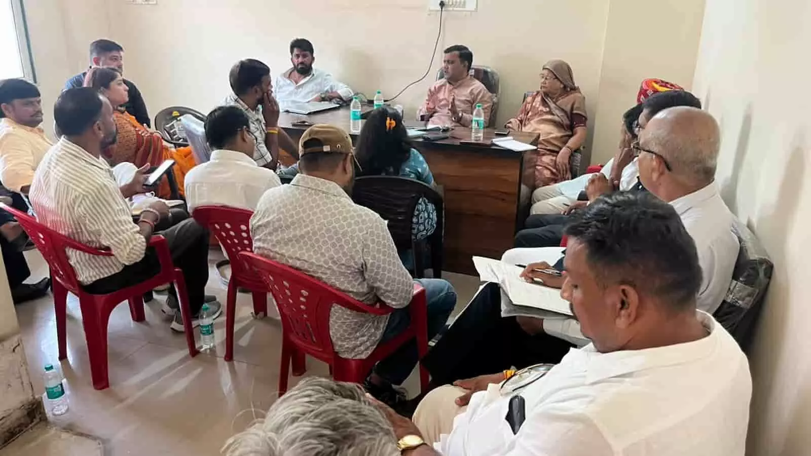 कमरे में मेज के चारों ओर बैठकर चुनावी रणनीति पर मंथन करते भाजपा नेता और पदाधिकारी। कमरे में मेज के चारों ओर बैठकर चुनावी रणनीति पर मंथन करते भाजपा नेता और पदाधिकारी।