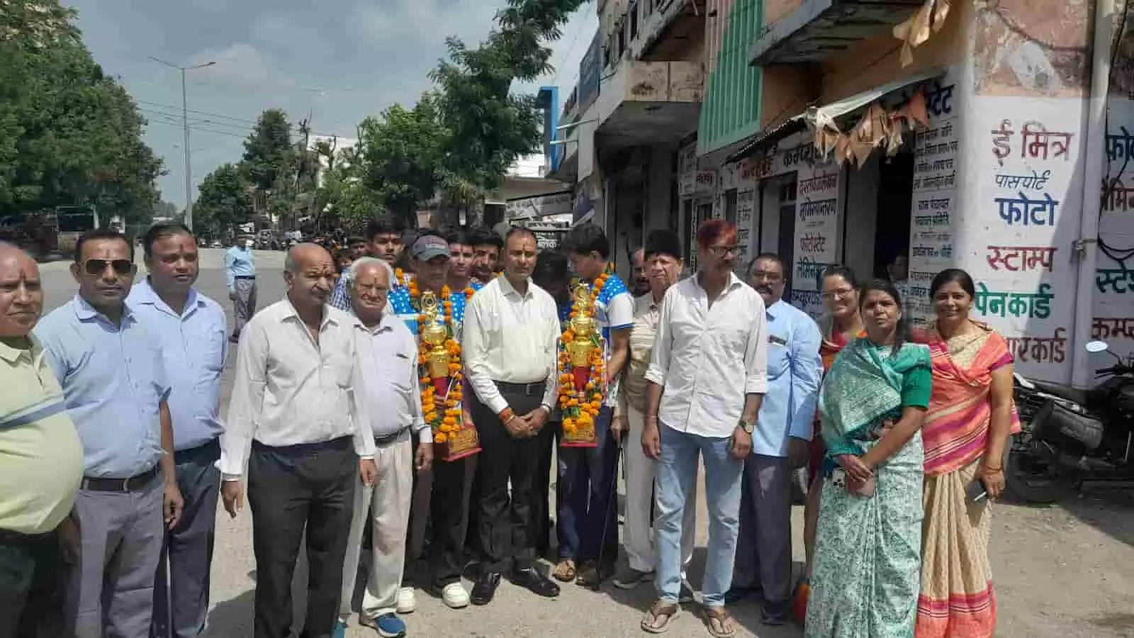 कानोड़ में ई-मित्र दुकान के बाहर ट्रॉफी लिए खड़े छात्र और शिक्षक। कानोड़ में ई-मित्र दुकान के बाहर ट्रॉफी लिए खड़े छात्र और शिक्षक।
