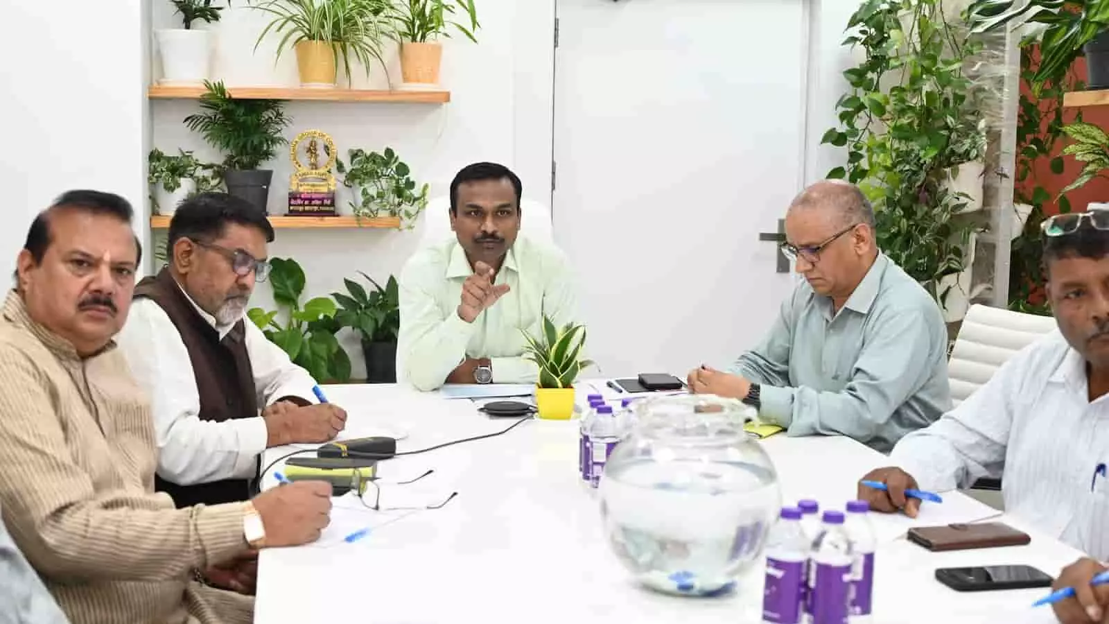 देहरादून में अधिकारियों और राजनीतिक दलों के प्रतिनिधियों की बैठक की तस्वीर। देहरादून में अधिकारियों और राजनीतिक दलों के प्रतिनिधियों की बैठक की तस्वीर।