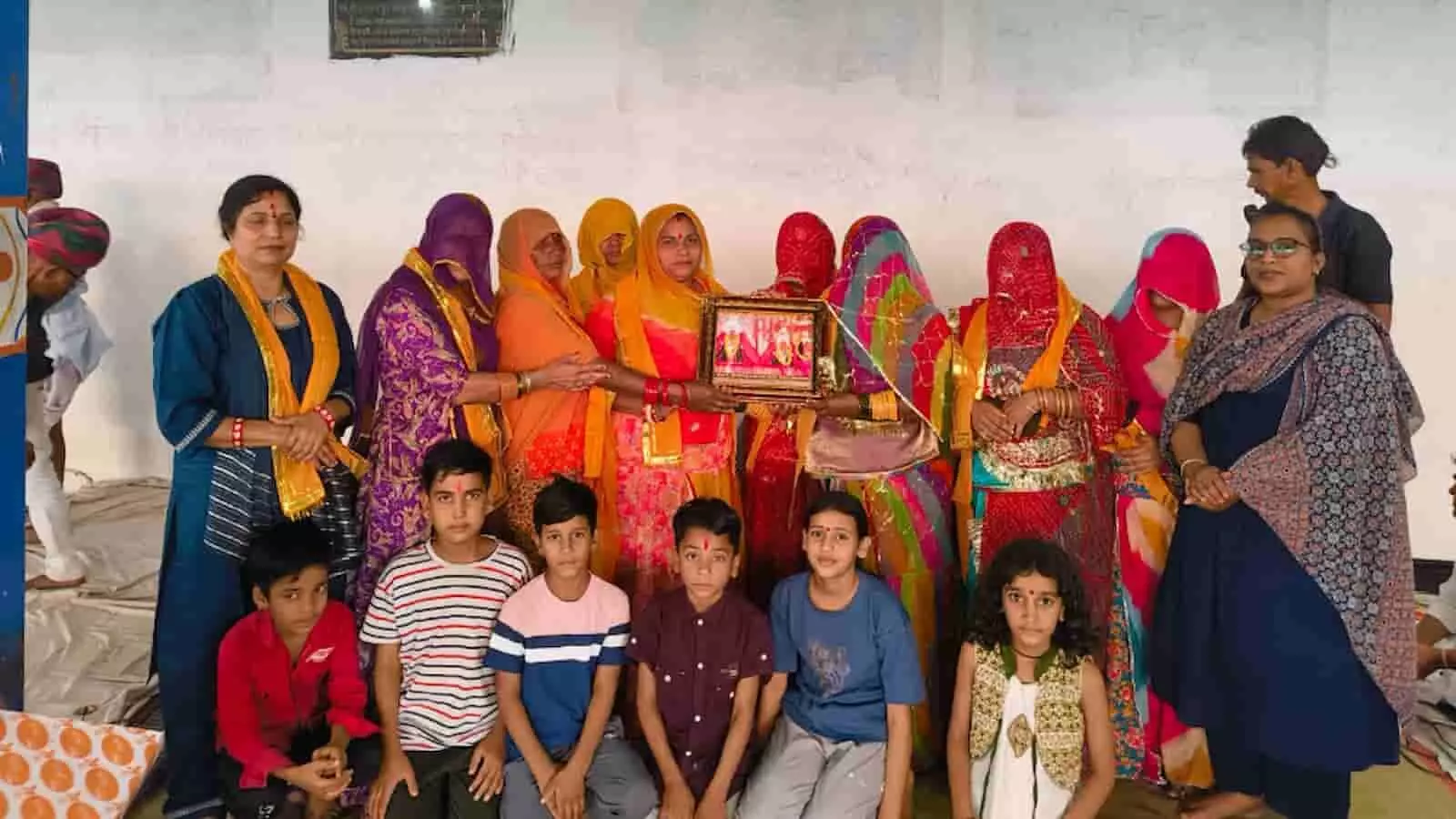 तस्वीर में निकुंभ के चंदा माता मंदिर में सत्संग के दौरान मौजूद श्रद्धालु दिख रहे हैं। तस्वीर में निकुंभ के चंदा माता मंदिर में सत्संग के दौरान मौजूद श्रद्धालु दिख रहे हैं।