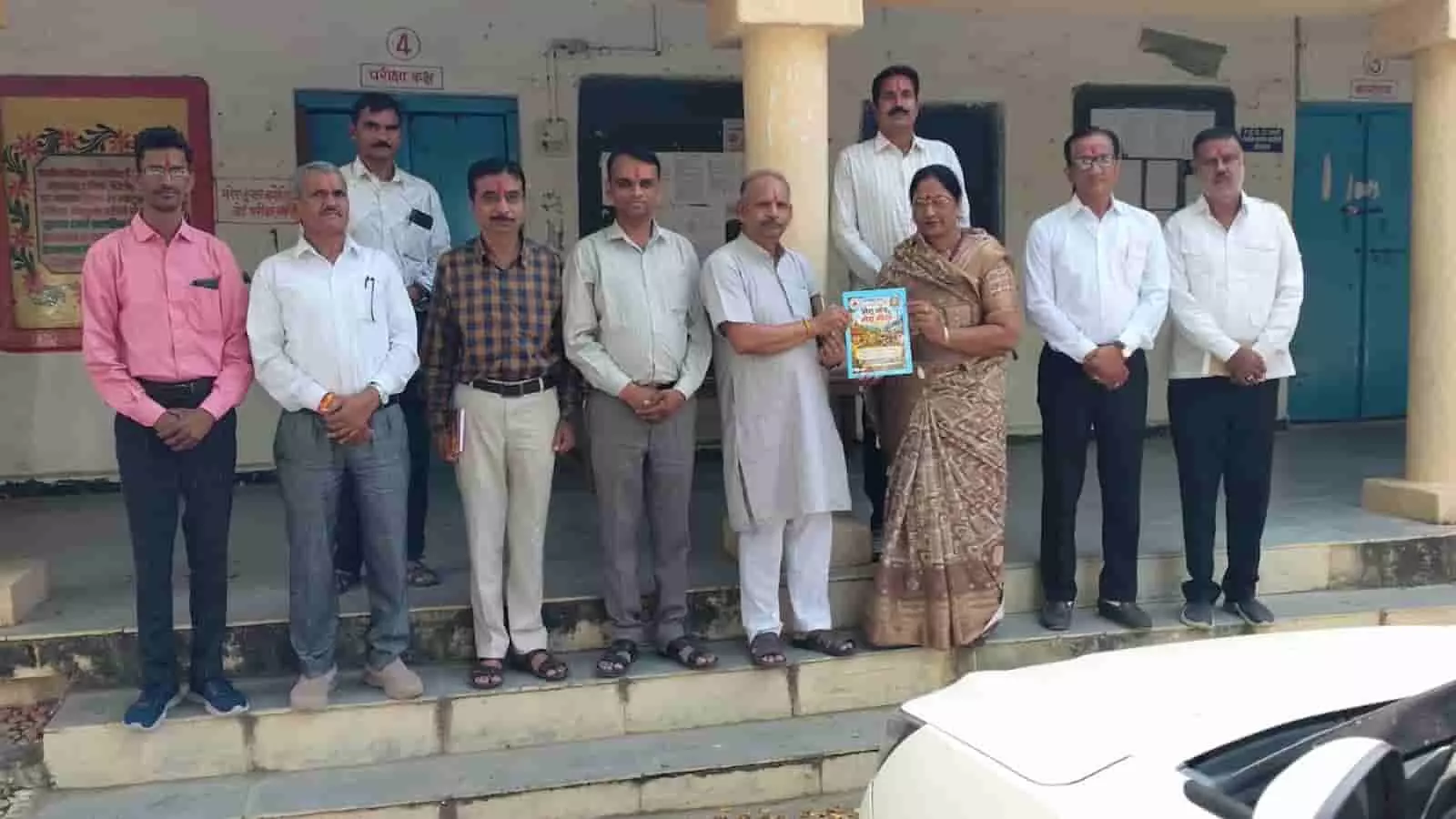 तस्वीर में मंगलवाड़ विद्यालय परिसर में खड़े राष्ट्रीय शैक्षिक महासंघ के पदाधिकारी दिख रहे हैं। तस्वीर में मंगलवाड़ विद्यालय परिसर में खड़े राष्ट्रीय शैक्षिक महासंघ के पदाधिकारी दिख रहे हैं।