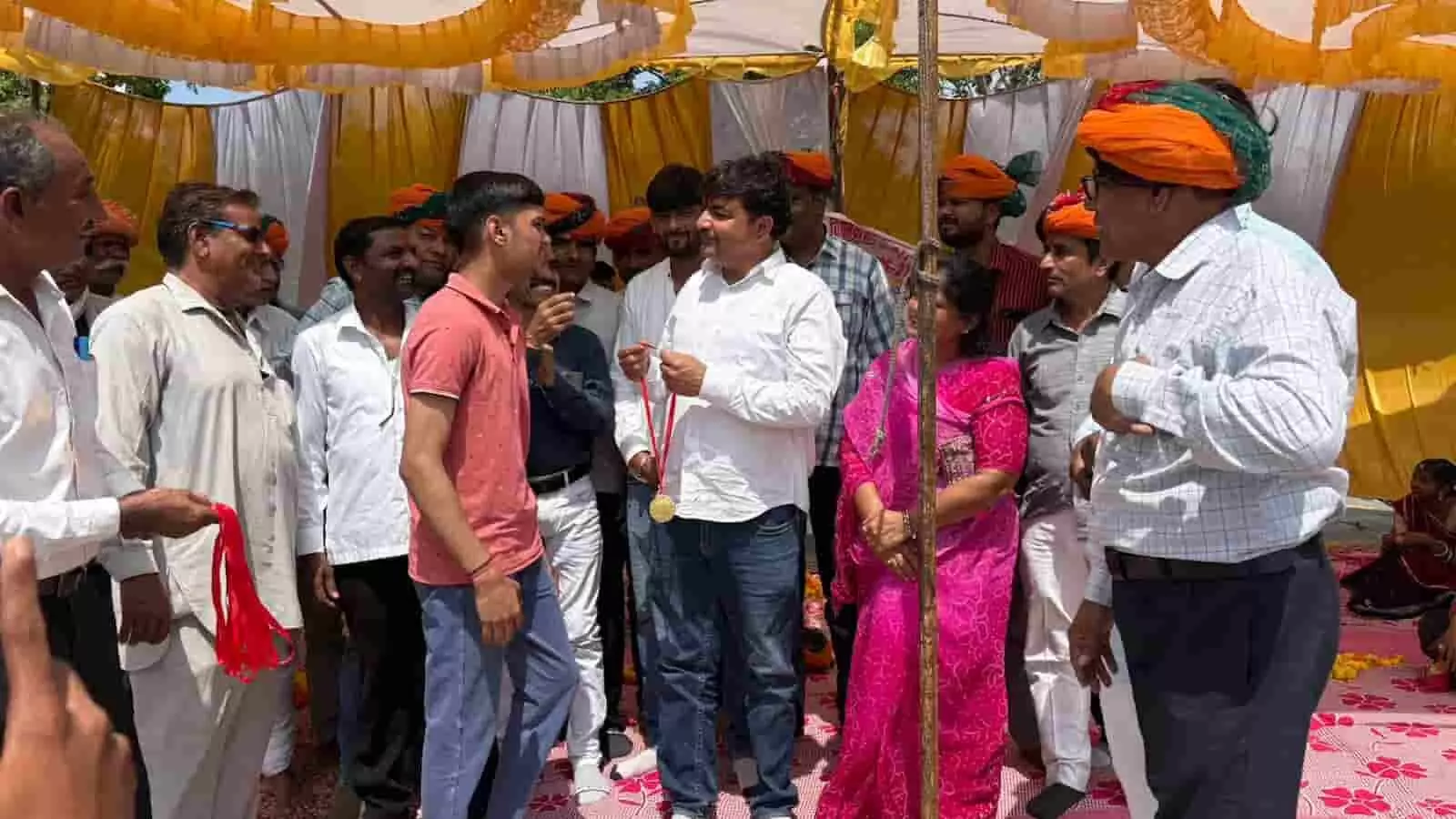तस्वीर में देवली के विद्यालय में आयोजित तीरंदाजी प्रतियोगिता के समापन समारोह के दौरान विजेता छात्र को पदक पहनाया जा रहा है। तस्वीर में देवली के विद्यालय में आयोजित तीरंदाजी प्रतियोगिता के समापन समारोह के दौरान विजेता छात्र को पदक पहनाया जा रहा है।