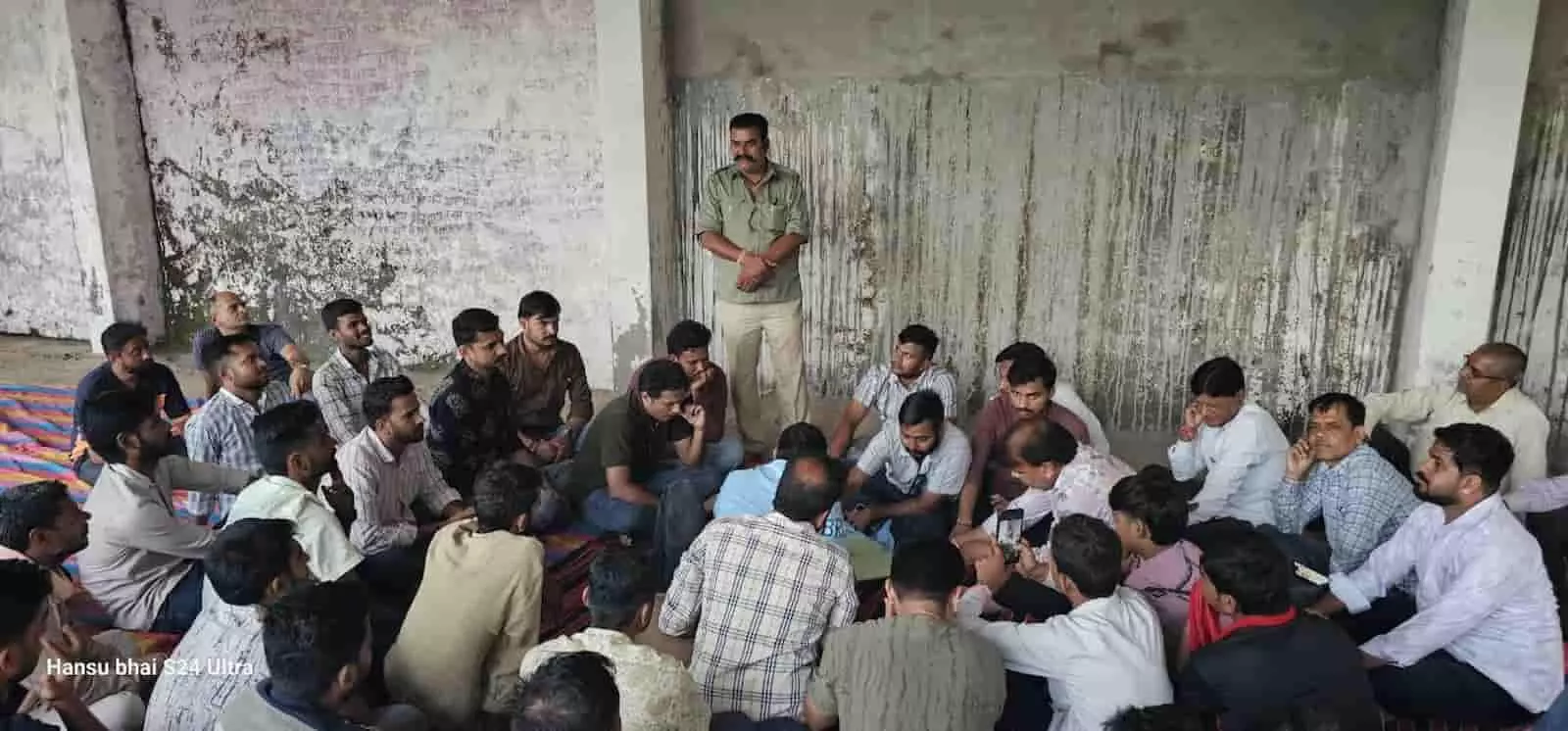 तस्वीर में सांडोल माता मंदिर परिसर में हुलाव माता गरबा समिति के सदस्य नीचे बैठकर बैठक करते हुए दिख रहे हैं। तस्वीर में सांडोल माता मंदिर परिसर में हुलाव माता गरबा समिति के सदस्य नीचे बैठकर बैठक करते हुए दिख रहे हैं।