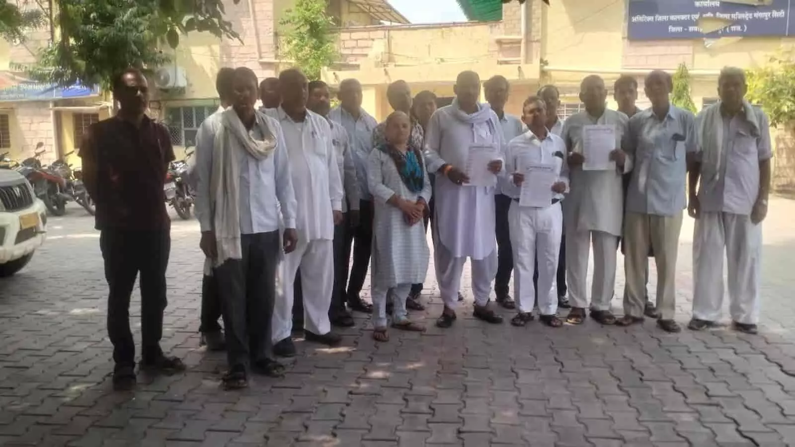 गंगापुर सिटी कलेक्ट्रेट के बाहर ज्ञापन की प्रतियां लेकर खड़े शहरी और ग्रामीण राशन डीलर। गंगापुर सिटी कलेक्ट्रेट के बाहर ज्ञापन की प्रतियां लेकर खड़े शहरी और ग्रामीण राशन डीलर।