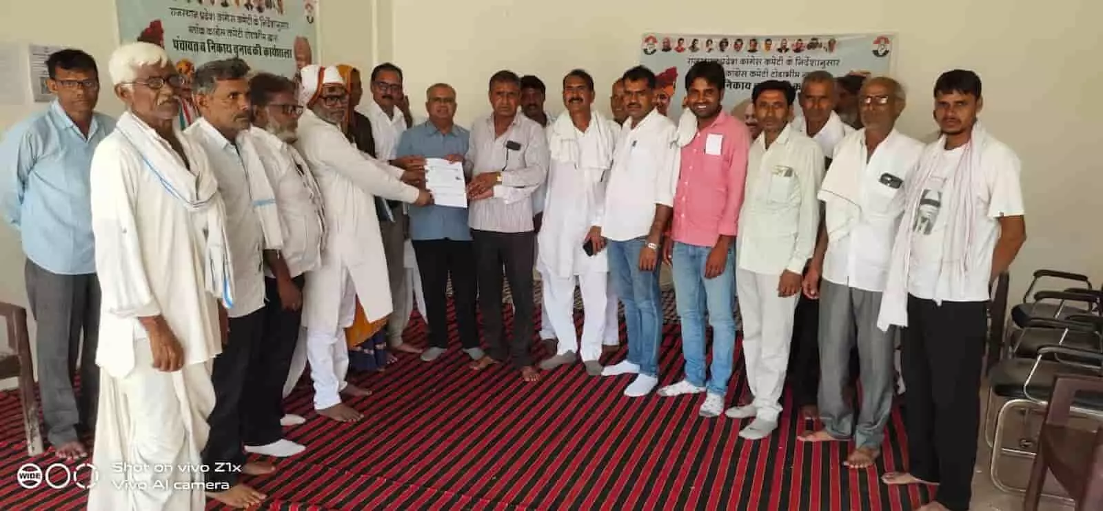 टोडाभीम कांग्रेस कार्यालय के अंदर बैनर के समक्ष वरिष्ठ नेताओं को अपना आवेदन सौंपते कार्यकर्ता। टोडाभीम कांग्रेस कार्यालय के अंदर बैनर के समक्ष वरिष्ठ नेताओं को अपना आवेदन सौंपते कार्यकर्ता।
