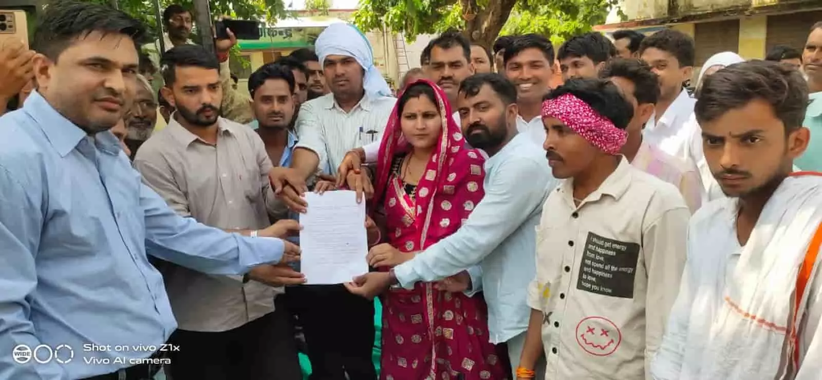 तस्वीर में टोडाभीम में युवा और ग्रामीण अधिकारी को मांग पत्र सौंपते दिख रहे हैं। तस्वीर में टोडाभीम में युवा और ग्रामीण अधिकारी को मांग पत्र सौंपते दिख रहे हैं।