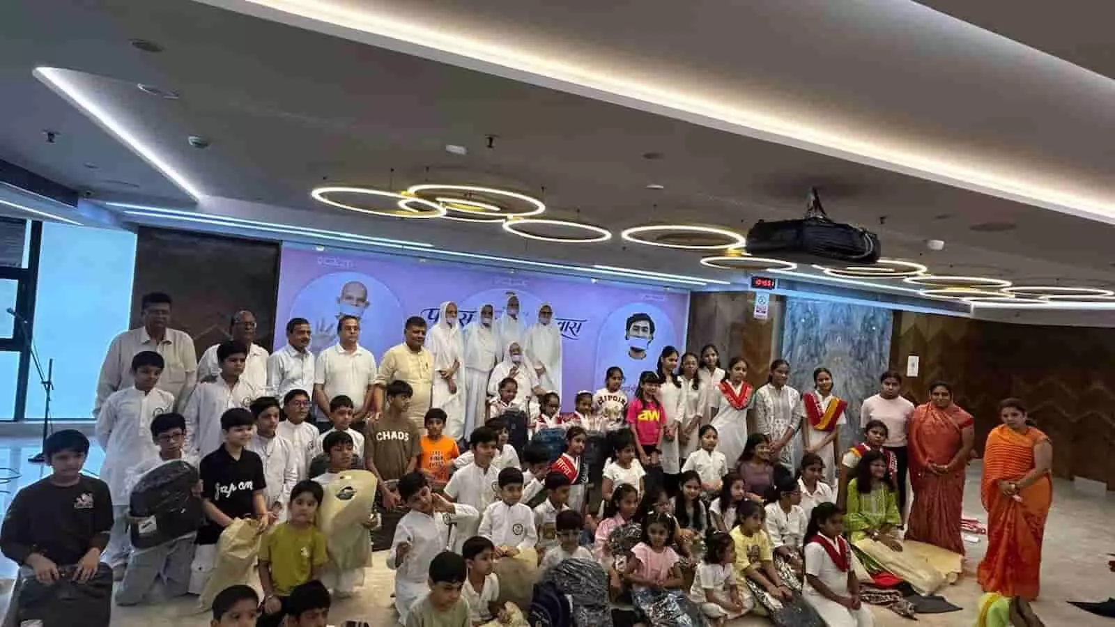 मुंबई के चेम्बूर तेरापंथ भवन में साध्वी निर्वाणश्री और बच्चों के साथ उपस्थित लोग। मुंबई के चेम्बूर तेरापंथ भवन में साध्वी निर्वाणश्री और बच्चों के साथ उपस्थित लोग।