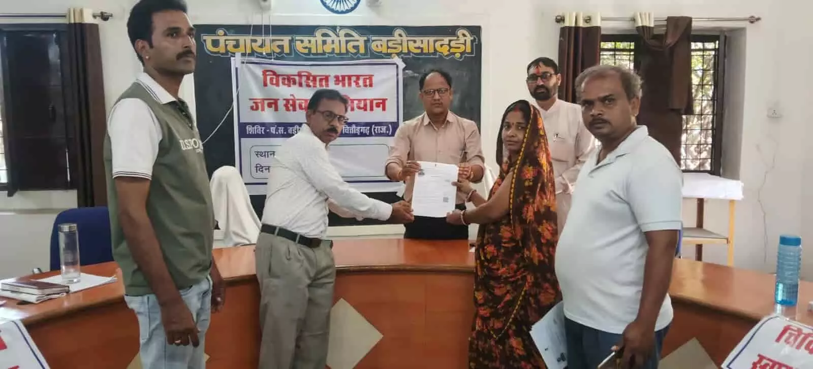 बड़ी सादड़ी पंचायत समिति के शिविर में एक महिला को दस्तावेज सौंपते हुए अधिकारी। बड़ी सादड़ी पंचायत समिति के शिविर में एक महिला को दस्तावेज सौंपते हुए अधिकारी।