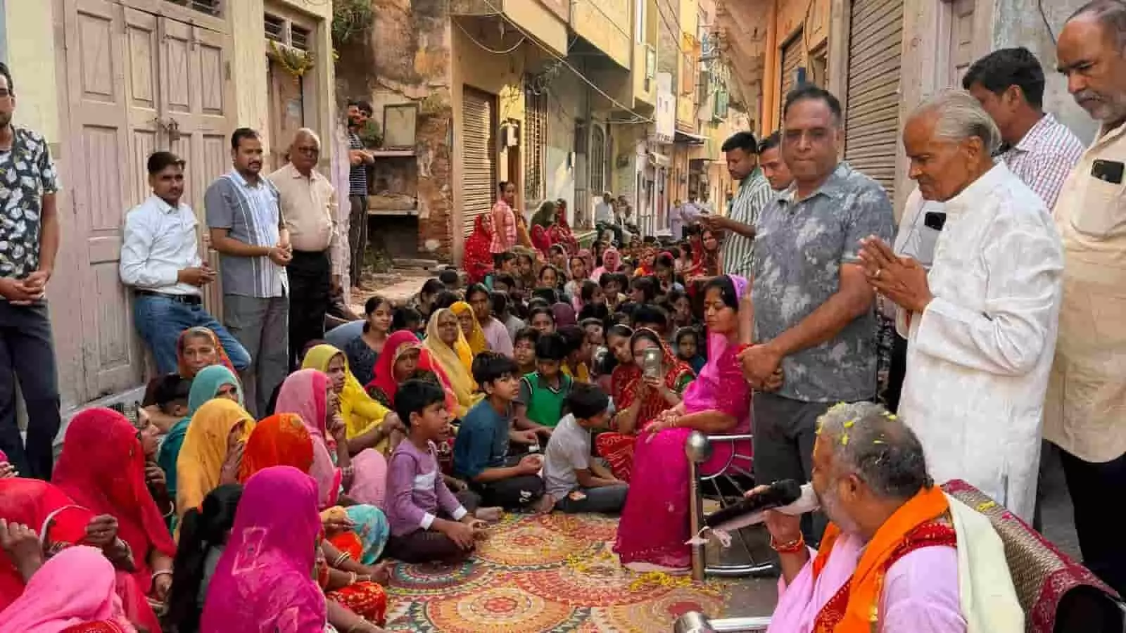 बड़ी सादड़ी में आयोजित धार्मिक सभा में प्रवचन सुनते श्रद्धालु और मंच पर बैठे संत। बड़ी सादड़ी में आयोजित धार्मिक सभा में प्रवचन सुनते श्रद्धालु और मंच पर बैठे संत।