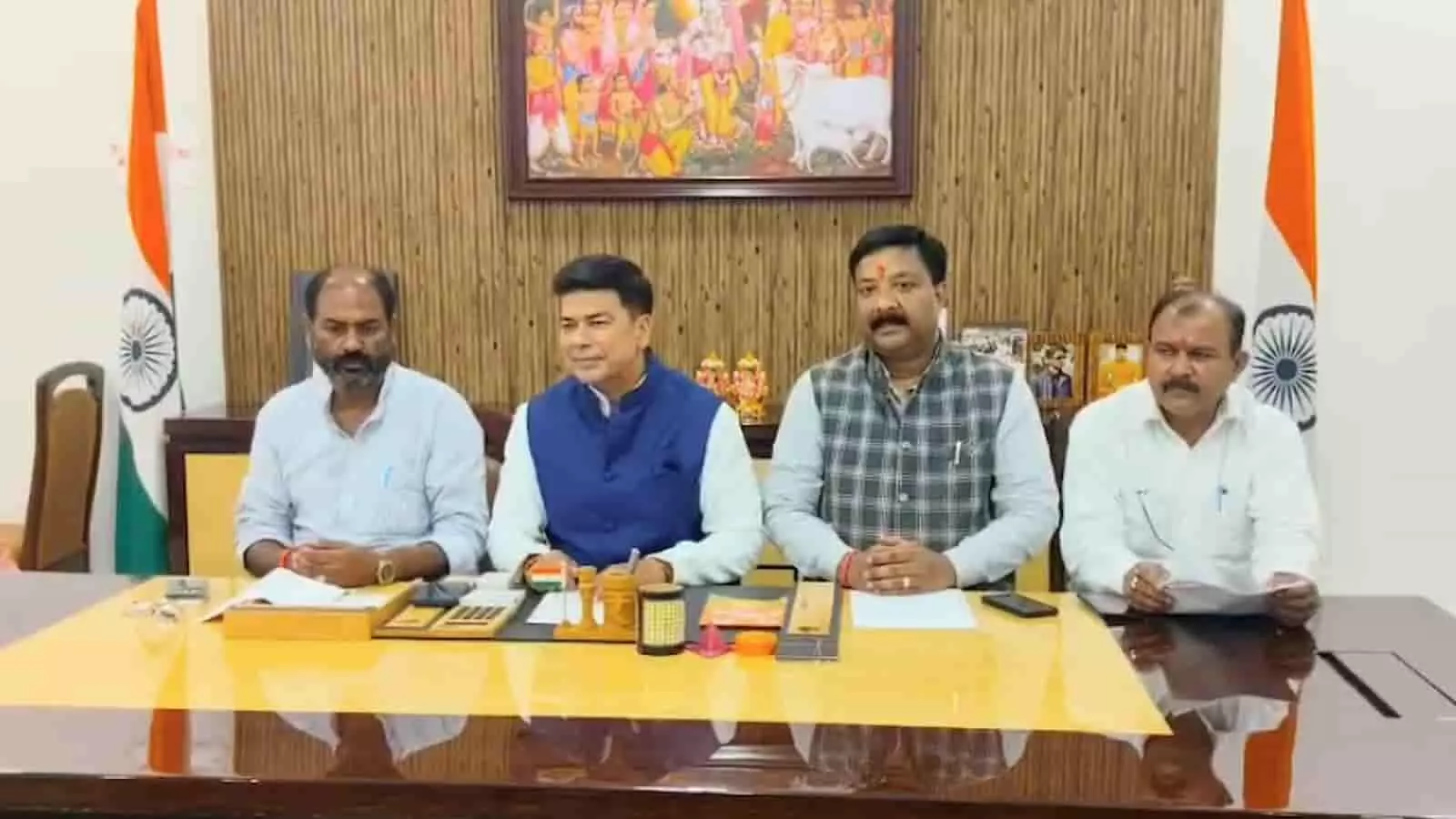 प्रेस वार्ता के दौरान मेज़ पर साथ बैठे मेयर उमेश गौतम और तीन अन्य स्थानीय प्रतिनिधि। प्रेस वार्ता के दौरान मेज़ पर साथ बैठे मेयर उमेश गौतम और तीन अन्य स्थानीय प्रतिनिधि।