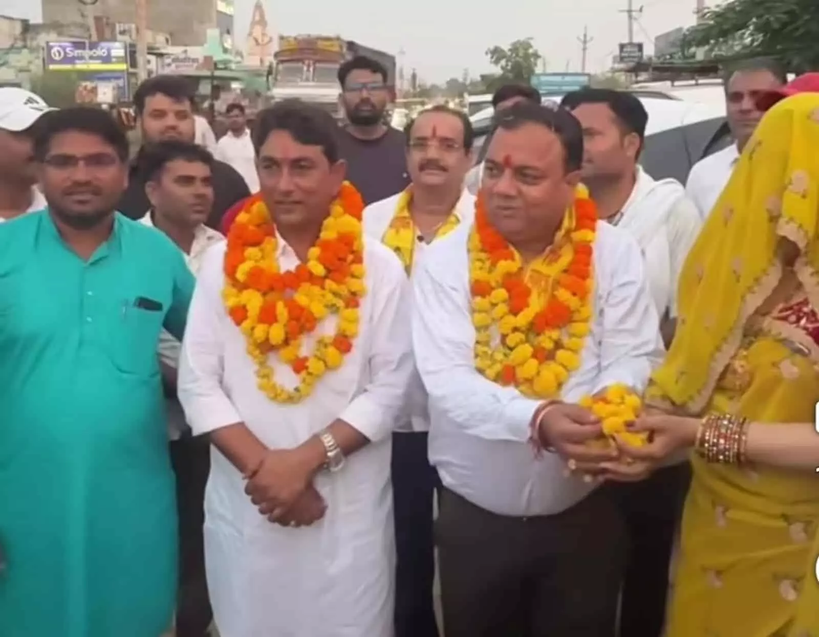 गंगापुर सिटी में आयोजित कार्यक्रम के दौरान सभापति कृष्ण कुमार गोयल और रूप सिंह मीणा लोगों के साथ खड़े हैं। गंगापुर सिटी में आयोजित कार्यक्रम के दौरान सभापति कृष्ण कुमार गोयल और रूप सिंह मीणा लोगों के साथ खड़े हैं।
