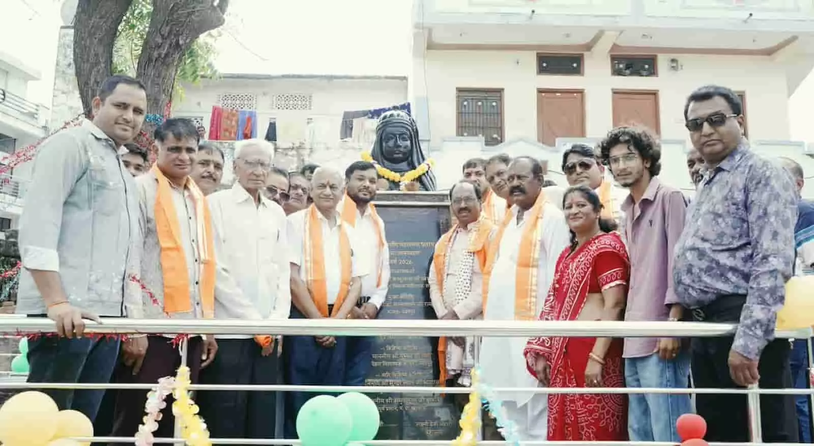 खेरवाड़ा में लोकार्पण शिलापट्ट के सामने खड़े सांसद मन्नालाल रावत, मंत्री बाबूलाल खराड़ी व स्थानीय जनप्रतिनिधि। खेरवाड़ा में लोकार्पण शिलापट्ट के सामने खड़े सांसद मन्नालाल रावत, मंत्री बाबूलाल खराड़ी व स्थानीय जनप्रतिनिधि।