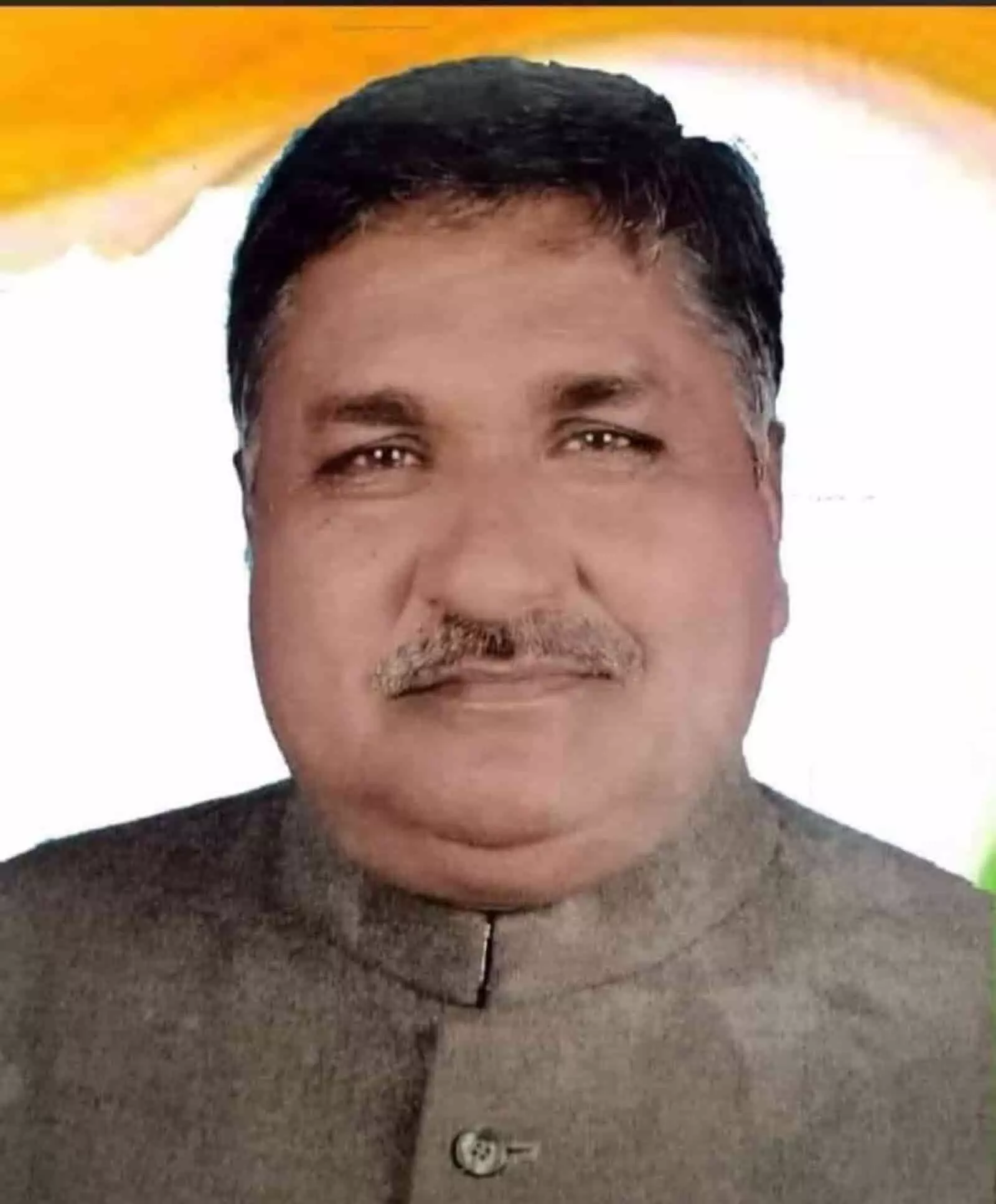 गले में बंद सूट पहने बारां के पूर्व चेयरमैन राजेंद्र भूमल्या की एक पासपोर्ट फोटो। गले में बंद सूट पहने बारां के पूर्व चेयरमैन राजेंद्र भूमल्या की एक पासपोर्ट फोटो।