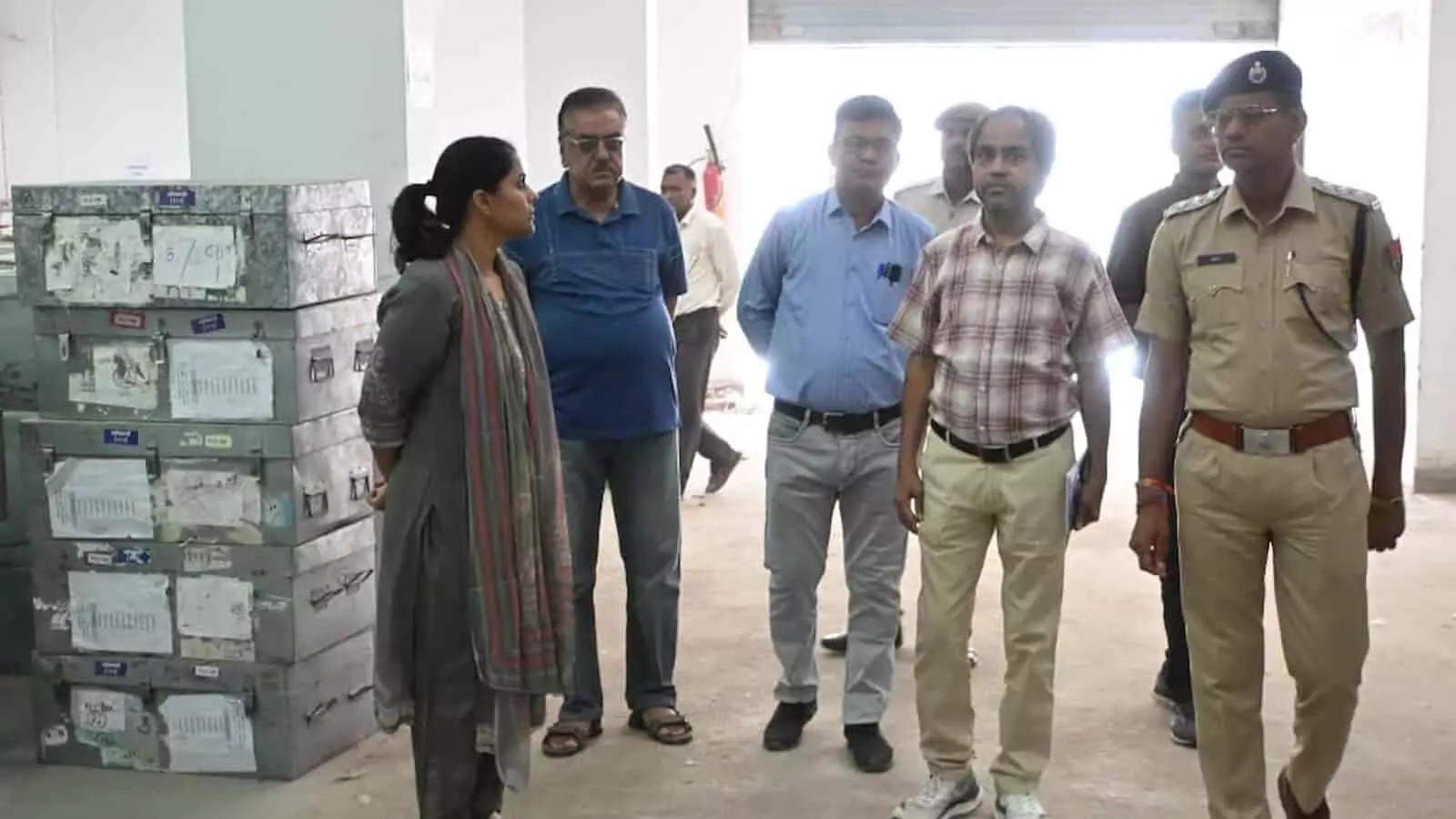 तस्वीर में जिला निर्वाचन अधिकारी डॉ मंजू अधिकारियों संग ईवीएम वेयरहाउस में सुरक्षा व्यवस्था का जायजा ले रही हैं। तस्वीर में जिला निर्वाचन अधिकारी डॉ मंजू अधिकारियों संग ईवीएम वेयरहाउस में सुरक्षा व्यवस्था का जायजा ले रही हैं।