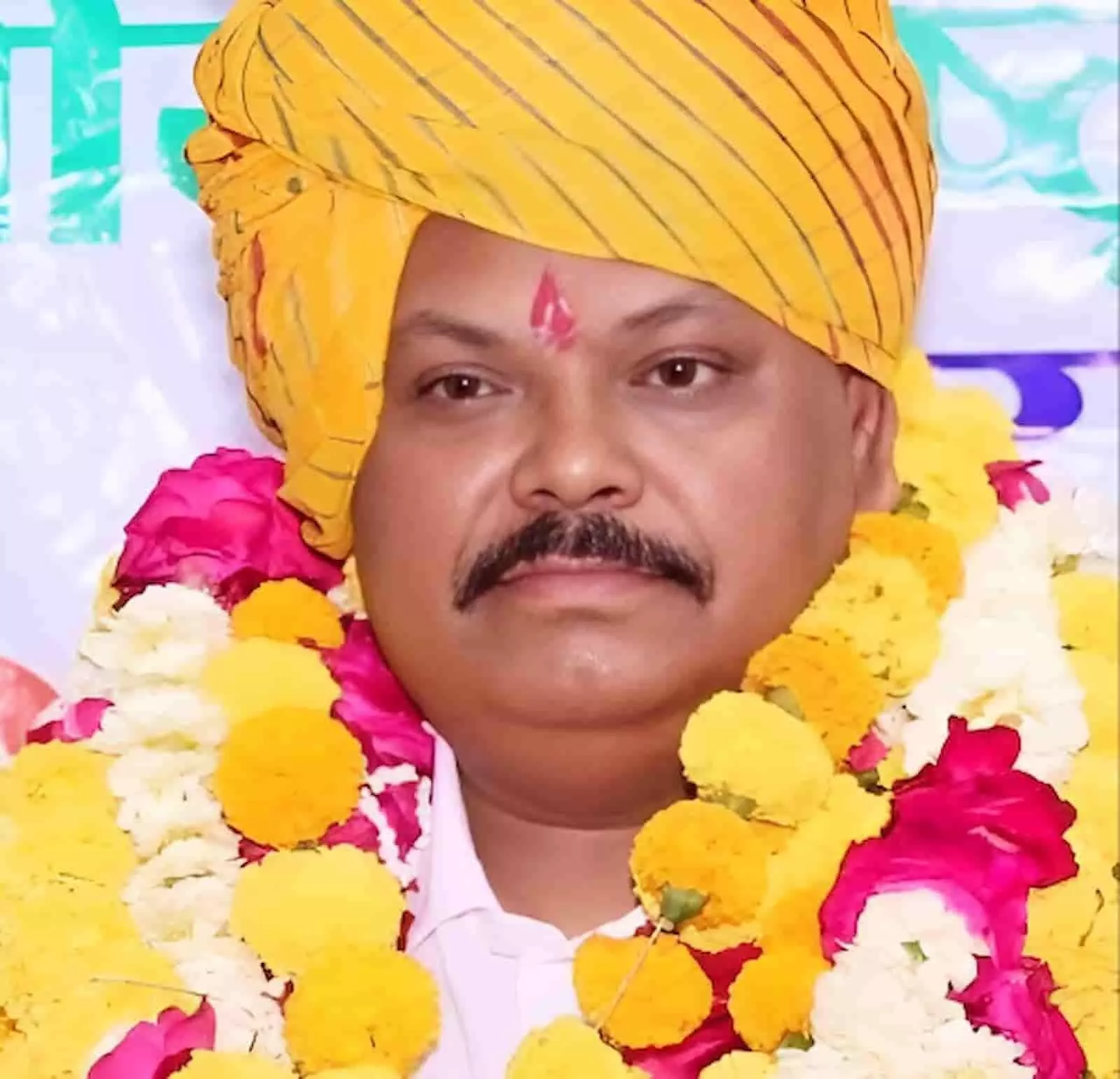 तस्वीर में पीले रंग की पगड़ी और फूलों की माला पहने मनोज दुबे नजर आ रहे हैं। तस्वीर में पीले रंग की पगड़ी और फूलों की माला पहने मनोज दुबे नजर आ रहे हैं।