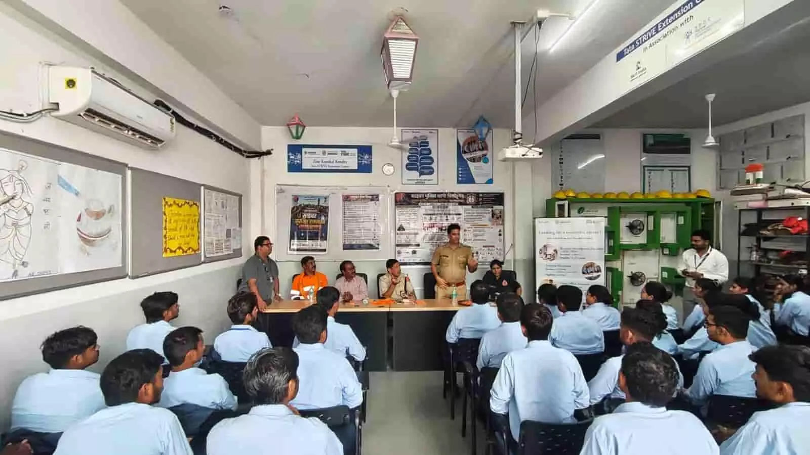 जिंक कौशल केंद्र के कमरे में उपस्थित शिक्षार्थियों को साइबर सुरक्षा की जानकारी देते पुलिस अधिकारी। जिंक कौशल केंद्र के कमरे में उपस्थित शिक्षार्थियों को साइबर सुरक्षा की जानकारी देते पुलिस अधिकारी।