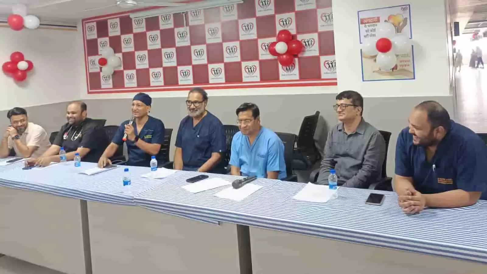 कोटा हार्ट इंस्टीट्यूट में प्रेस कॉन्फ्रेंस के दौरान बैठे हुए डॉक्टर। कोटा हार्ट इंस्टीट्यूट में प्रेस कॉन्फ्रेंस के दौरान बैठे हुए डॉक्टर।