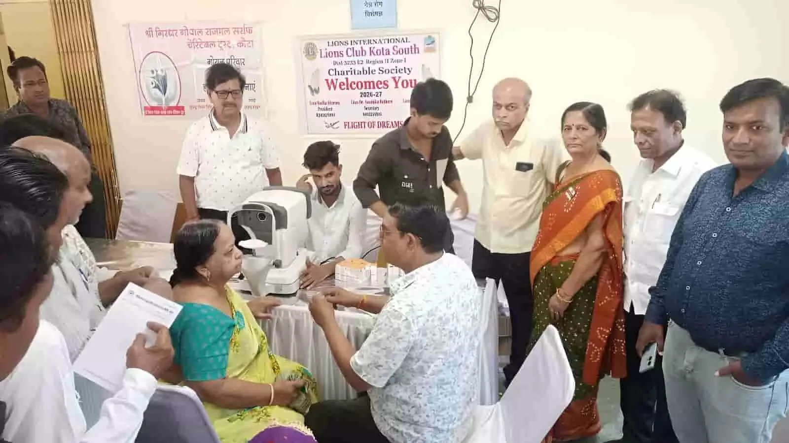 तस्वीर में कोटा में आयोजित नेत्र जांच शिविर के दौरान डॉक्टर और लोग नजर आ रहे हैं। तस्वीर में कोटा में आयोजित नेत्र जांच शिविर के दौरान डॉक्टर और लोग नजर आ रहे हैं।