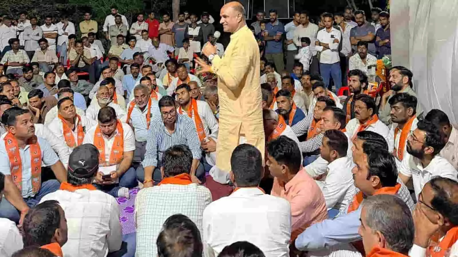 तस्वीर में चित्तौड़गढ़ भाजपा मंडल बैठक के दौरान मंच से कार्यकर्ताओं को संबोधित करते विधायक चंद्रभान सिंह। तस्वीर में चित्तौड़गढ़ भाजपा मंडल बैठक के दौरान मंच से कार्यकर्ताओं को संबोधित करते विधायक चंद्रभान सिंह।