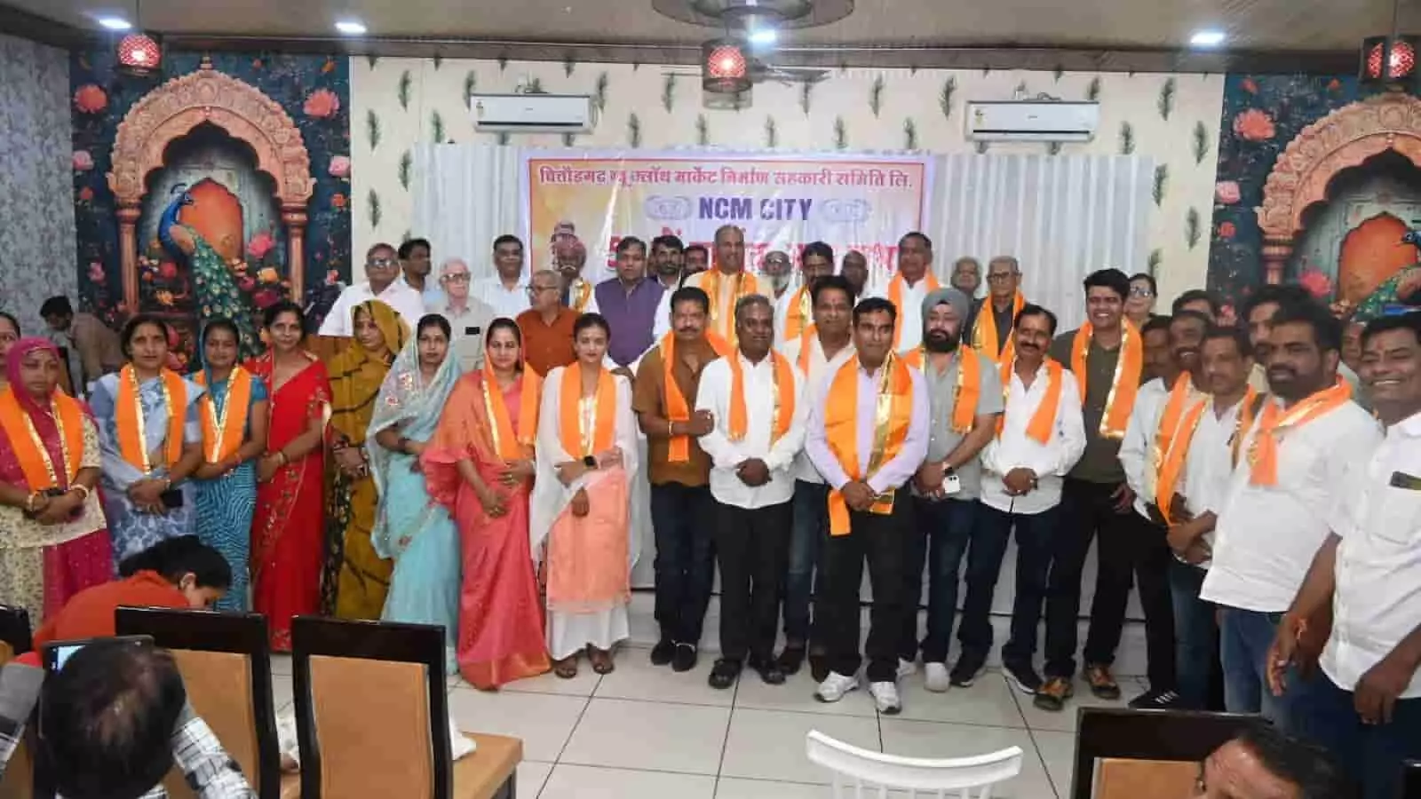 सभागार में आयोजित कार्यक्रम के दौरान केसरिया शॉल ओढ़े समिति के पदाधिकारी और नवनिर्वाचित पार्षद। सभागार में आयोजित कार्यक्रम के दौरान केसरिया शॉल ओढ़े समिति के पदाधिकारी और नवनिर्वाचित पार्षद।