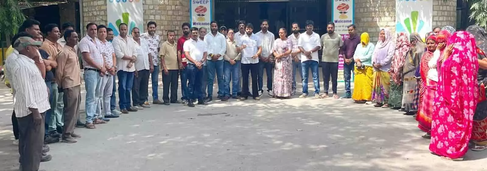 चित्तौड़गढ़ में सरकारी कार्यालय के बाहर खड़े अखिल भारतीय सफाई मजदूर कांग्रेस के सदस्य। चित्तौड़गढ़ में सरकारी कार्यालय के बाहर खड़े अखिल भारतीय सफाई मजदूर कांग्रेस के सदस्य।
