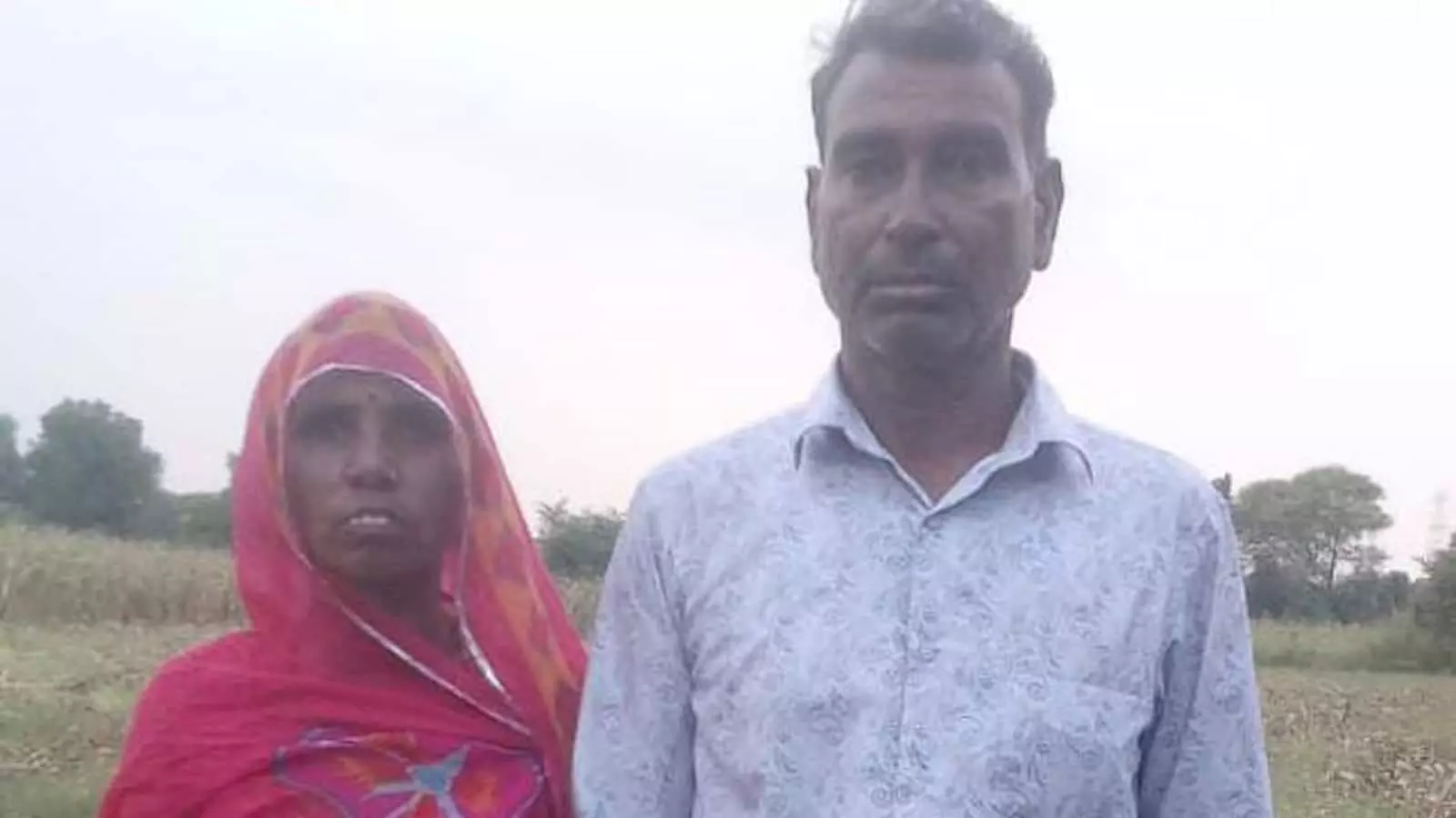 तस्वीर में श्रीमती धापू देवी और रामेश्वर लाल भीलवाड़ा में खड़े दिखाई दे रहे हैं। तस्वीर में श्रीमती धापू देवी और रामेश्वर लाल भीलवाड़ा में खड़े दिखाई दे रहे हैं।