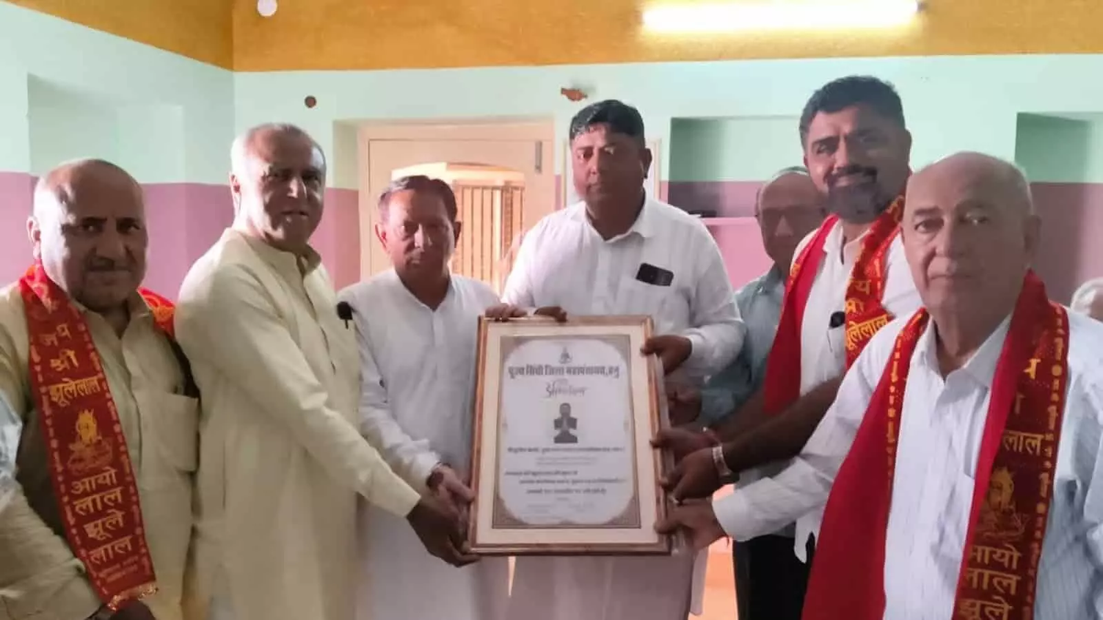 सिंधी मंदिर नोहर में जिला सिंधी महापंचायत के पदाधिकारी नए पार्षदों को अभिनंदन पत्र भेंट करते हुए। सिंधी मंदिर नोहर में जिला सिंधी महापंचायत के पदाधिकारी नए पार्षदों को अभिनंदन पत्र भेंट करते हुए।