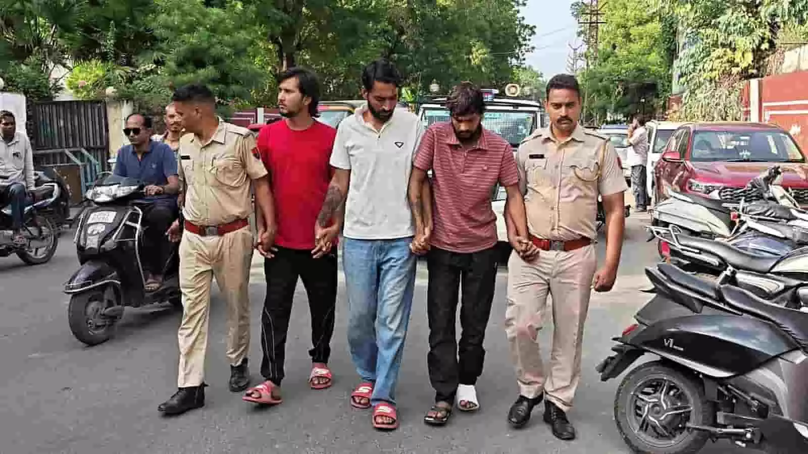 भीलवाड़ा में पुलिस हिरासत में सड़क पर पैदल चलते हुए तीन गिरफ्तार आरोपित। भीलवाड़ा में पुलिस हिरासत में सड़क पर पैदल चलते हुए तीन गिरफ्तार आरोपित।