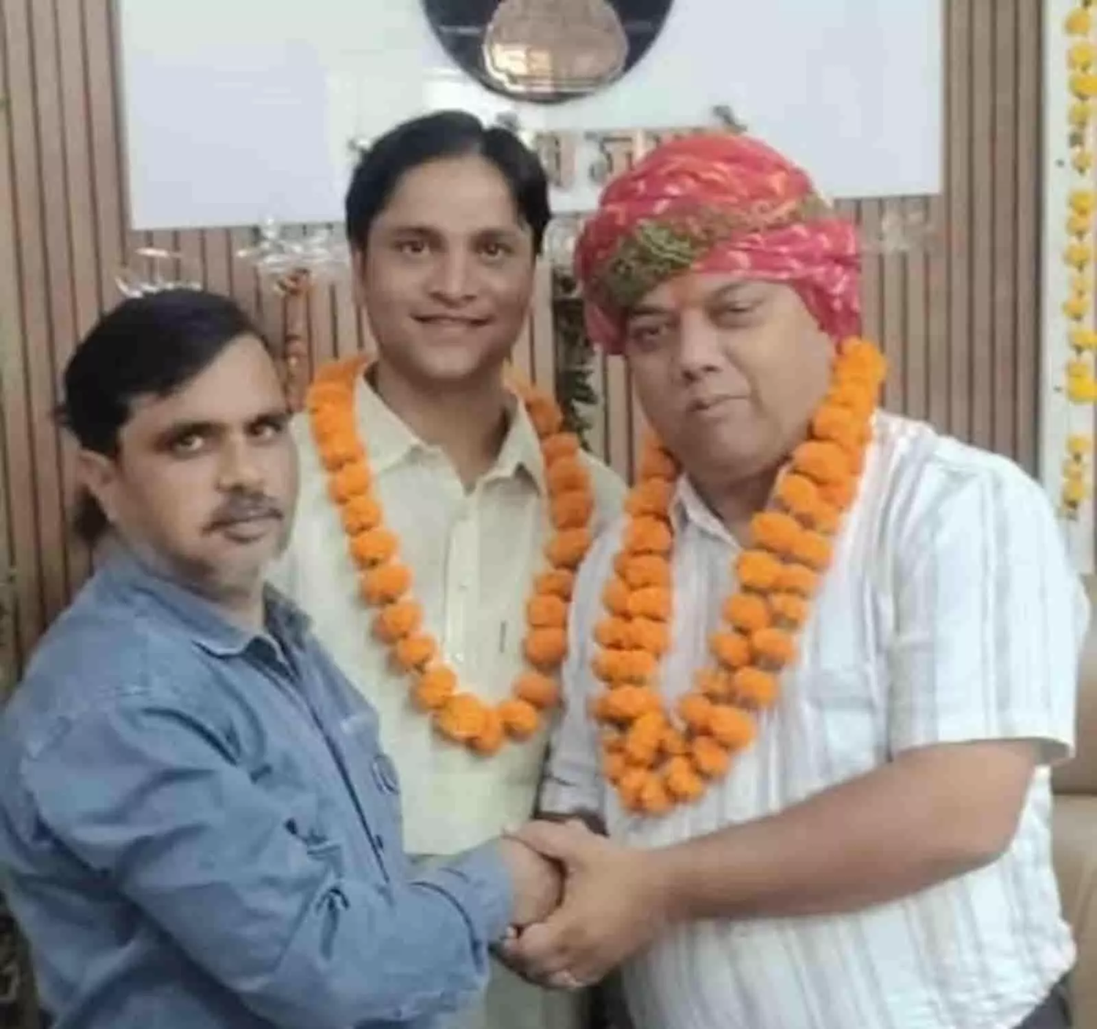 गंगापुर सिटी नगर परिषद कार्यालय में माला पहने नवनिर्वाचित सभापति कृष्ण कुमार गोयल, उपसभापति मुजाहिद और शौकत अली हाथ मिलाते हुए। गंगापुर सिटी नगर परिषद कार्यालय में माला पहने नवनिर्वाचित सभापति कृष्ण कुमार गोयल, उपसभापति मुजाहिद और शौकत अली हाथ मिलाते हुए।
