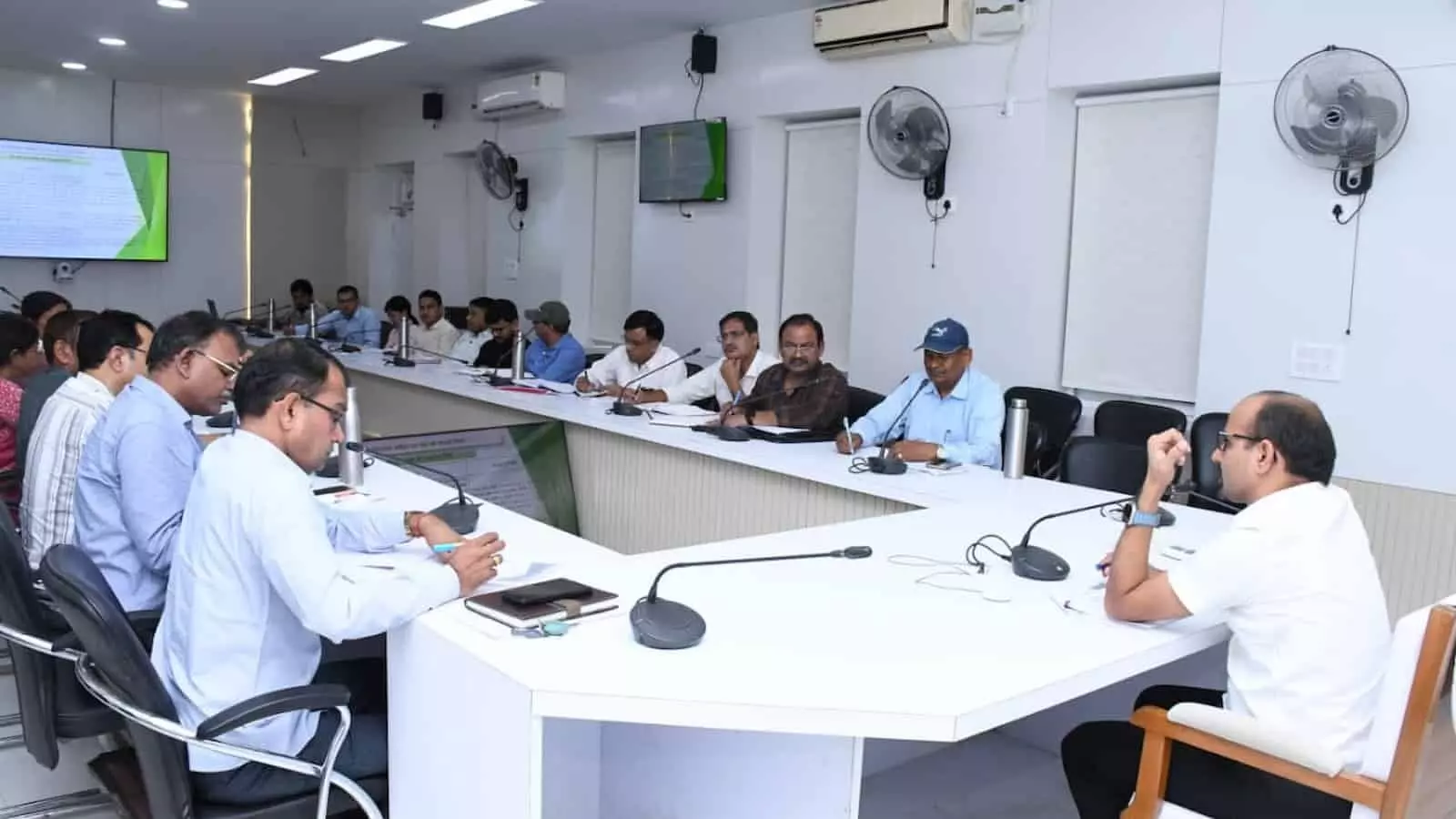 कलेक्ट्रेट सभागार में टेबल के चारों ओर बैठकर चर्चा करते जिला कलक्टर और प्रशासनिक अधिकारी। कलेक्ट्रेट सभागार में टेबल के चारों ओर बैठकर चर्चा करते जिला कलक्टर और प्रशासनिक अधिकारी।