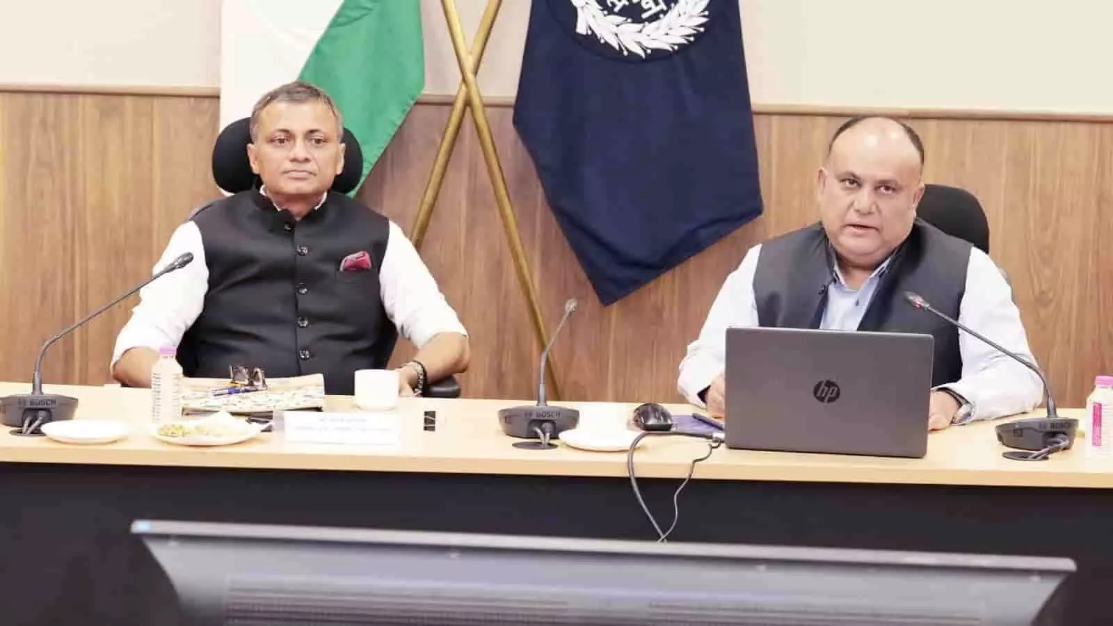 तस्वीर में दो अधिकारी जयपुर में रणनीतिक बैठक के दौरान चर्चा कर रहे हैं. तस्वीर में दो अधिकारी जयपुर में रणनीतिक बैठक के दौरान चर्चा कर रहे हैं.