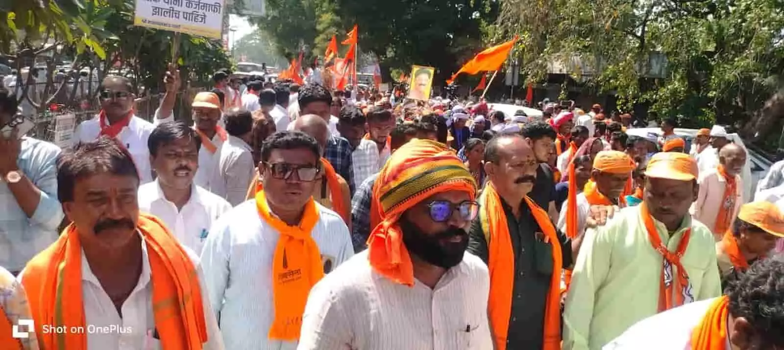 तस्वीर में अमरावती की सड़क पर भगवा टोपी और दुपट्टा पहने लोग हाथों में झंडे लेकर रैली निकालते दिख रहे हैं। तस्वीर में अमरावती की सड़क पर भगवा टोपी और दुपट्टा पहने लोग हाथों में झंडे लेकर रैली निकालते दिख रहे हैं।