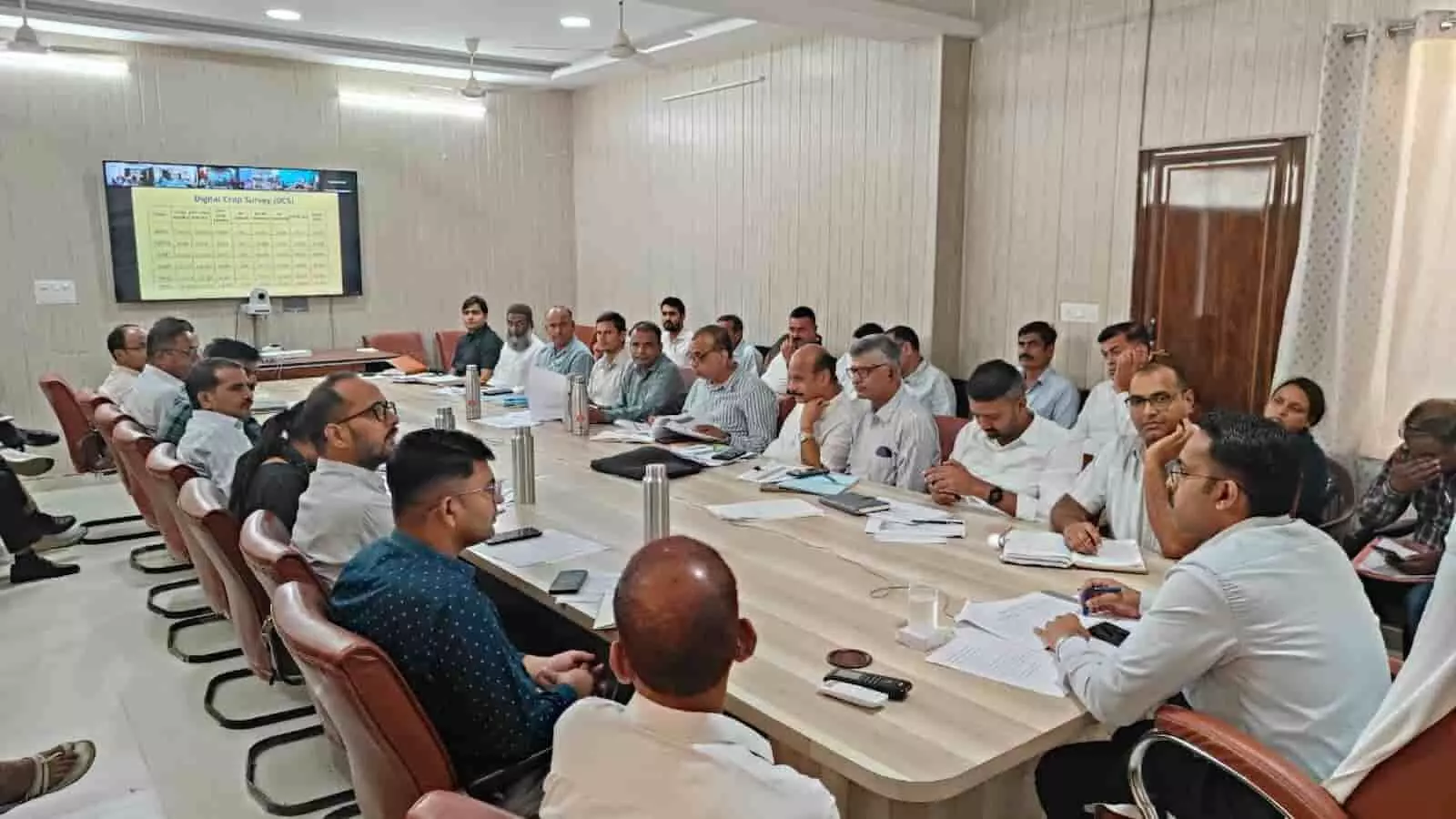 सलूंबर में जिला कलक्टर की अध्यक्षता में समीक्षा बैठक में बैठे अधिकारी। सलूंबर में जिला कलक्टर की अध्यक्षता में समीक्षा बैठक में बैठे अधिकारी।
