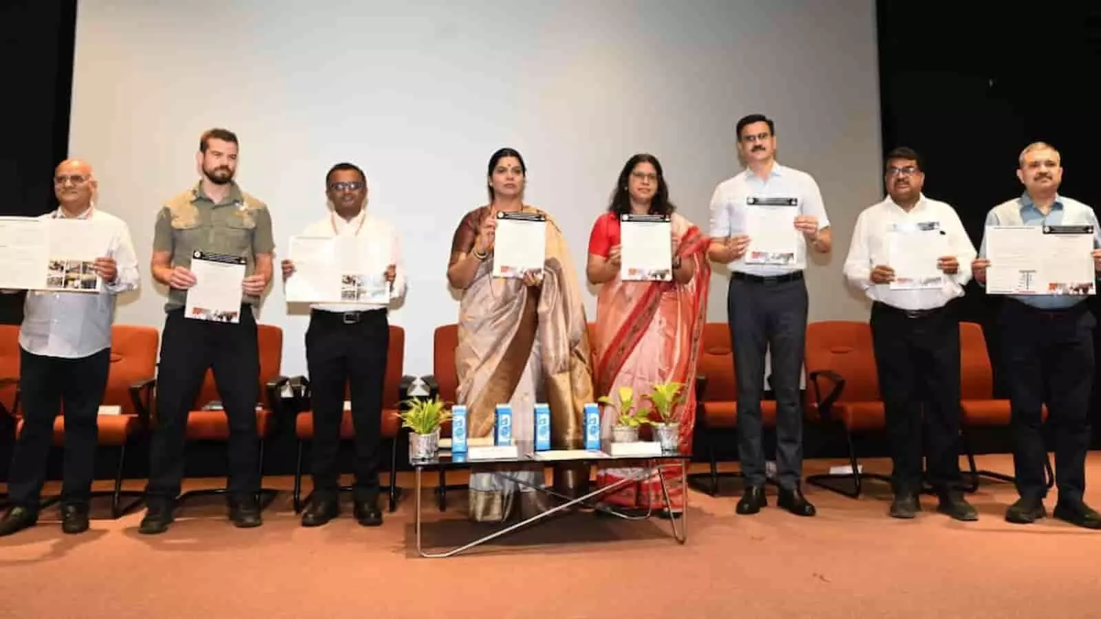 तस्वीर में महापौर रितू तावड़े और अधिकारी मंच पर दस्तावेज पकड़े खड़े हैं। तस्वीर में महापौर रितू तावड़े और अधिकारी मंच पर दस्तावेज पकड़े खड़े हैं।