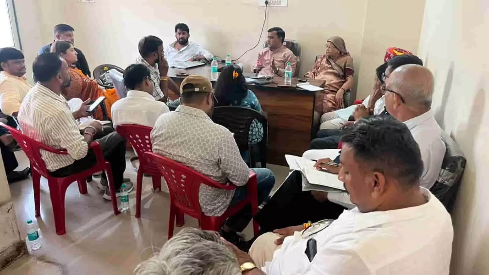 सलूंबर के भाजपा जिला कार्यालय में बैठक में बैठे हुए पार्टी पदाधिकारी और कार्यकर्ता। सलूंबर के भाजपा जिला कार्यालय में बैठक में बैठे हुए पार्टी पदाधिकारी और कार्यकर्ता।