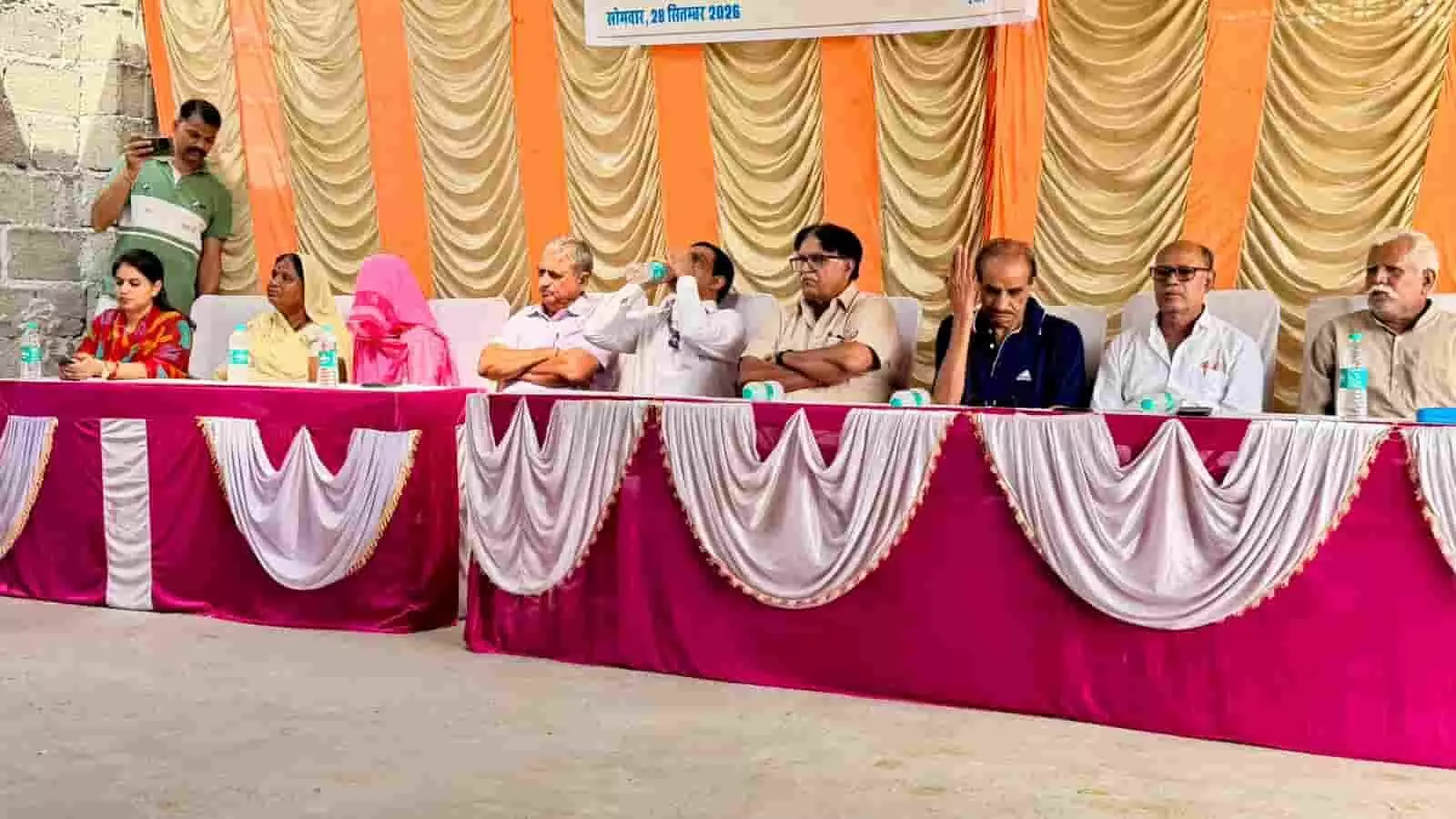 तस्वीर में कुराबड़ में ईड़ाना माता किसान उत्पादक कंपनी की बैठक में बैठे अतिथि दिख रहे हैं। तस्वीर में कुराबड़ में ईड़ाना माता किसान उत्पादक कंपनी की बैठक में बैठे अतिथि दिख रहे हैं।