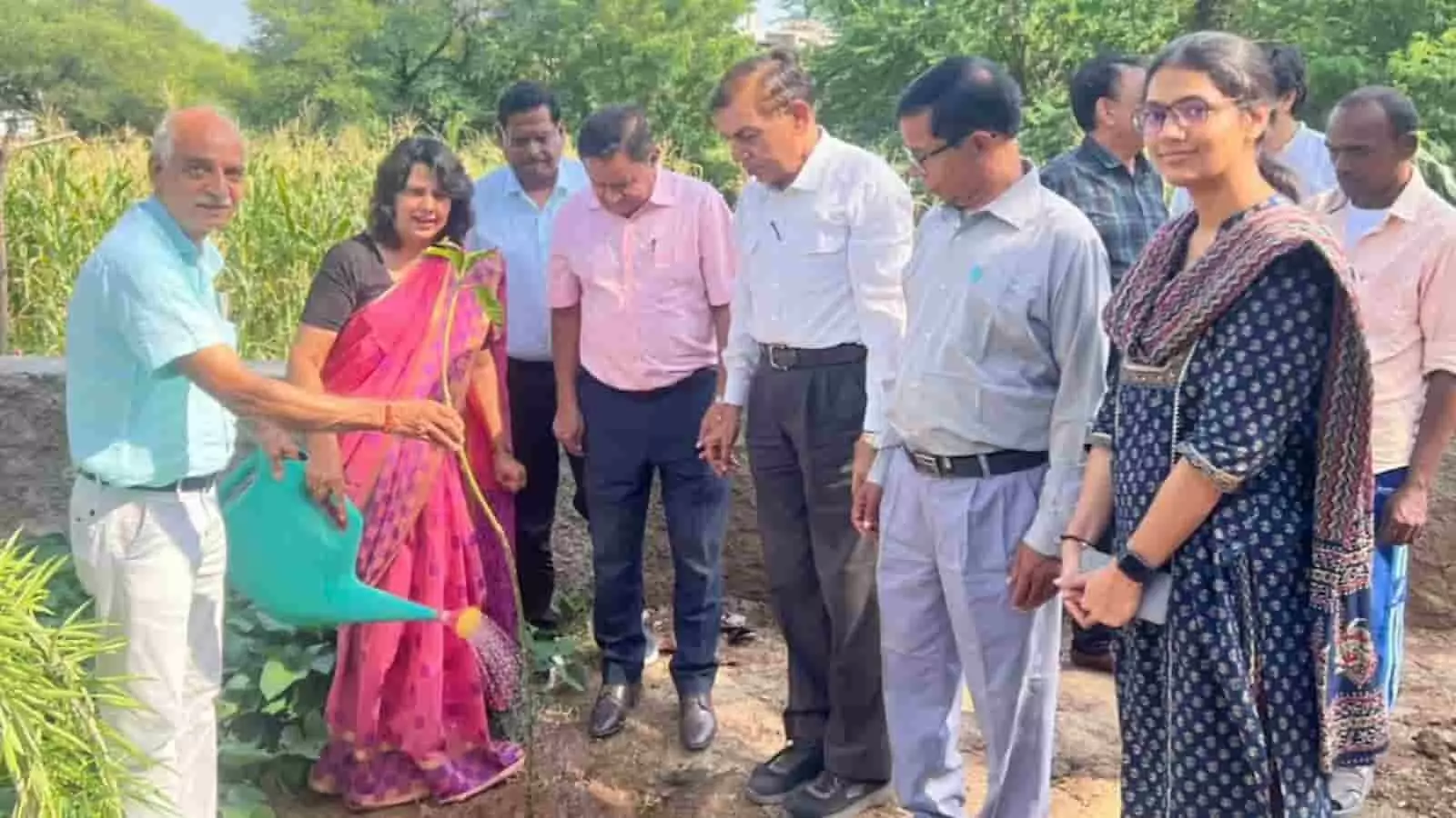 तस्वीर में उदयपुर में अधिकारी पौधारोपण करते हुए नजर आ रहे हैं। तस्वीर में उदयपुर में अधिकारी पौधारोपण करते हुए नजर आ रहे हैं।